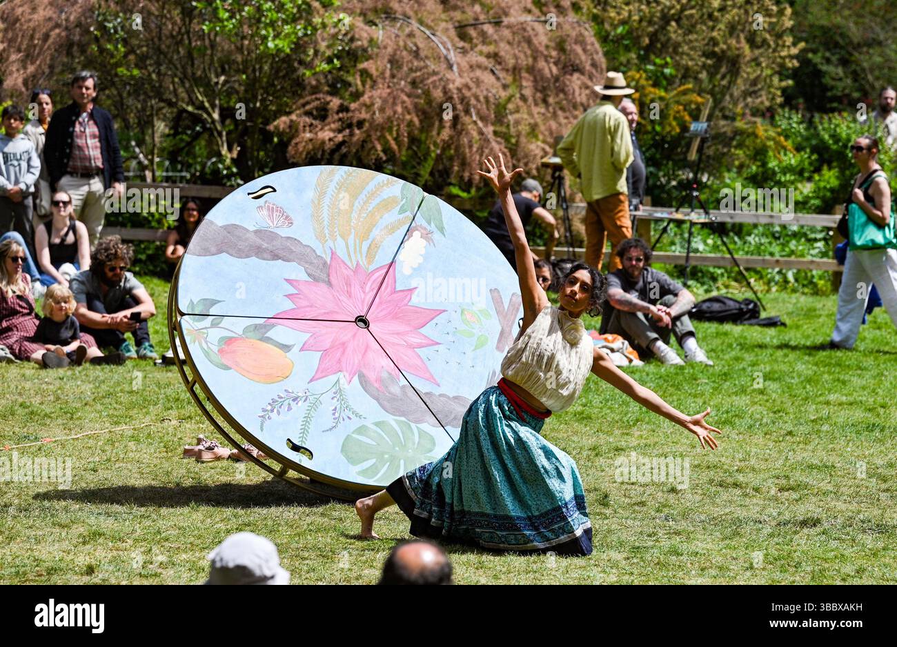 Brighton UK 17 mai 2025 - Roots to Rise Indian Dance performance par la chorégraphe Nandita Shankardass soutenue par Without Walls se produisant au Pavilion Gardens Brighton par un après-midi chaud et ensoleillé .  : Crédit Simon Dack / Alamy Live News Banque D'Images