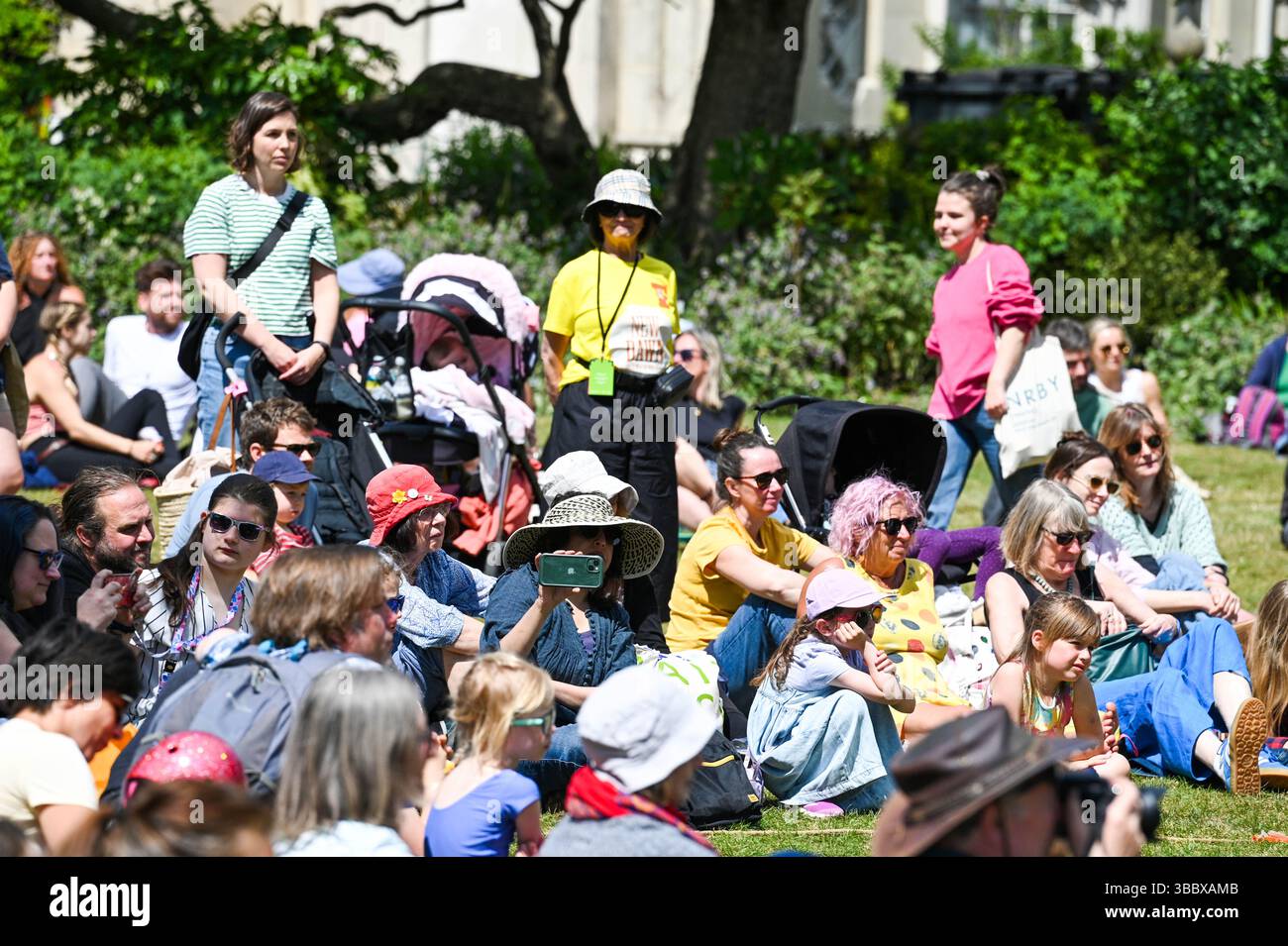 Brighton UK 17 mai 2025 - Roots to Rise Indian Dance performance par la chorégraphe Nandita Shankardass soutenue par Without Walls se produisant au Pavilion Gardens Brighton par un après-midi chaud et ensoleillé .  : Crédit Simon Dack / Alamy Live News Banque D'Images