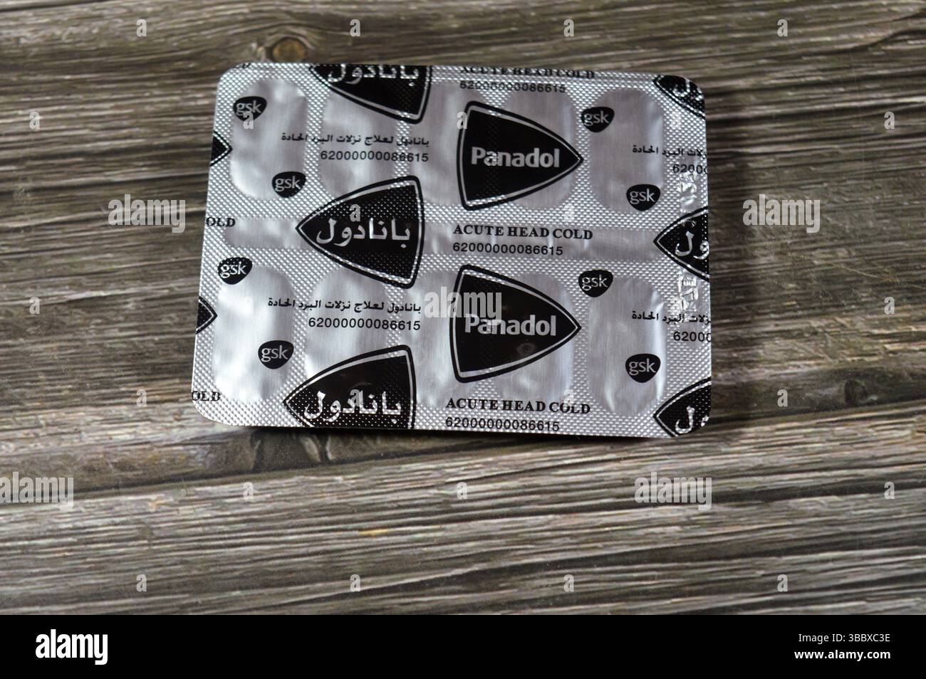 Le Caire, Égypte, mars 26 2025 : comprimés de panadol aigu de tête froide, contient 500 mg de paracétamol (acétaminophène), 30 mg de pseudoéphédrine et 2 de bromphéniramine Banque D'Images
