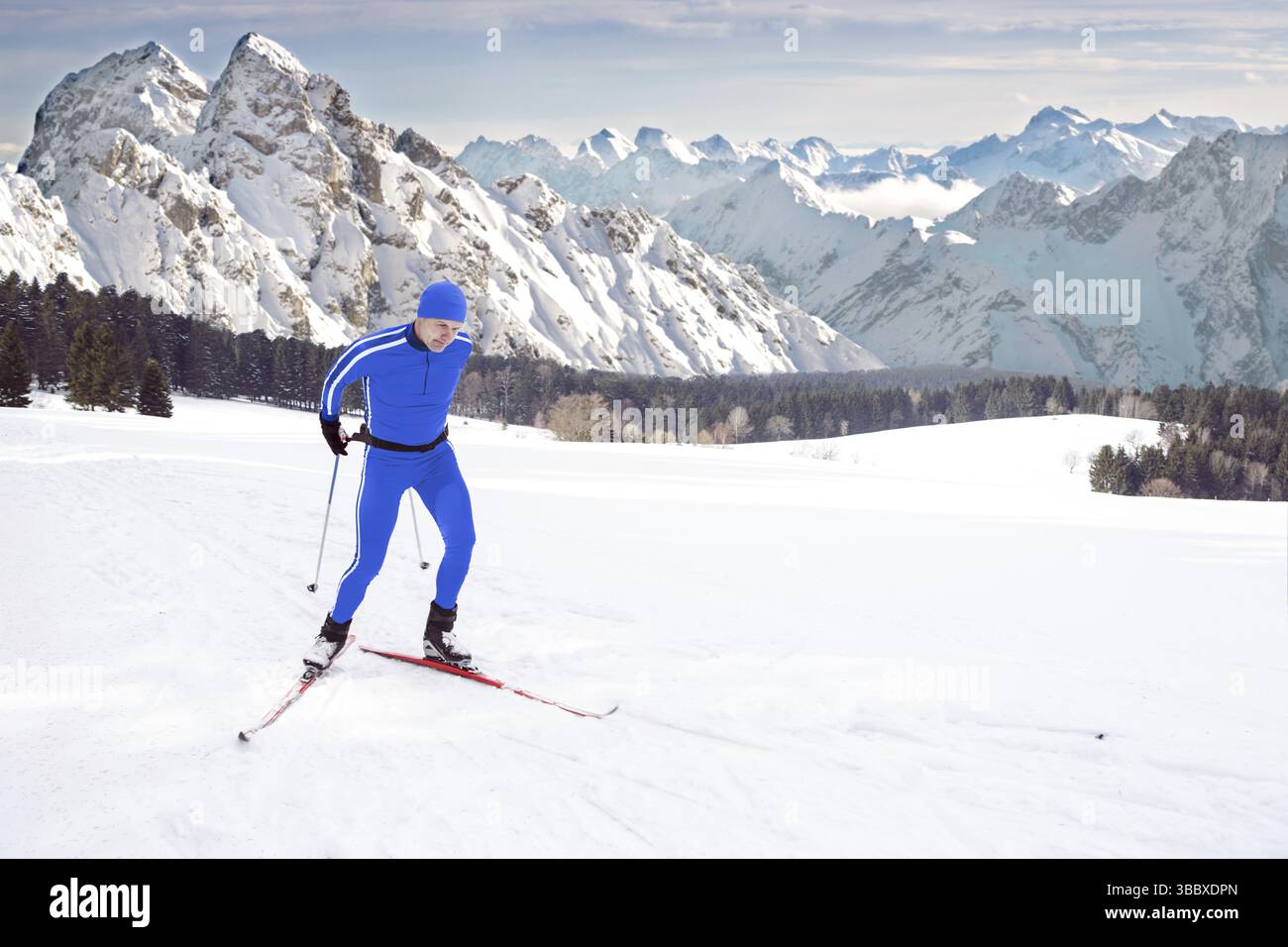Un homme le ski de fond à l'avant du paysage d'hiver Banque D'Images