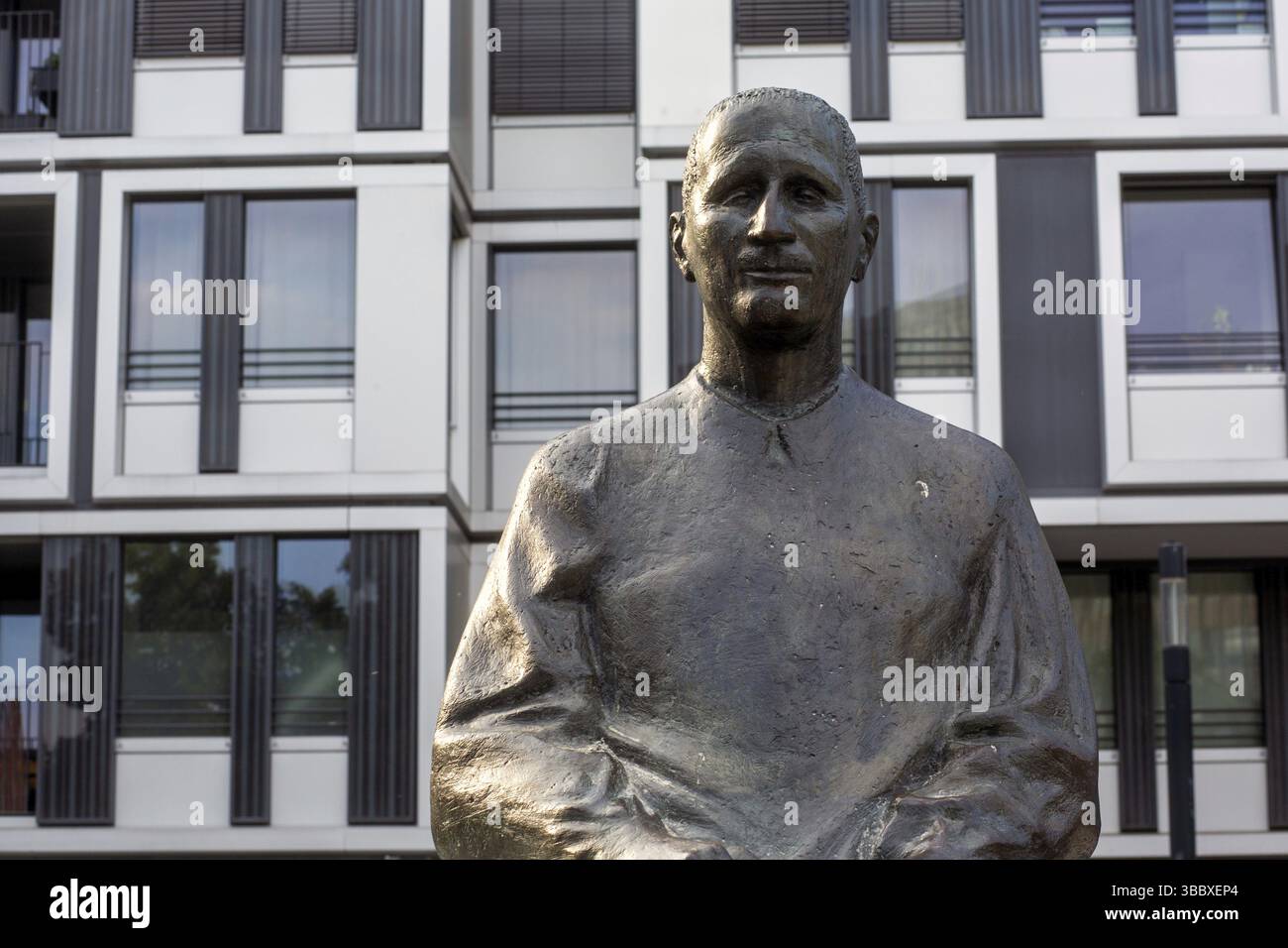 Fritz Cremer (1906 â€“ septembre 1993) a sculpté cette célèbre statue de l’écrivain et poète allemand Bertold Brecht. Berlin, Allemagne, Europe Banque D'Images