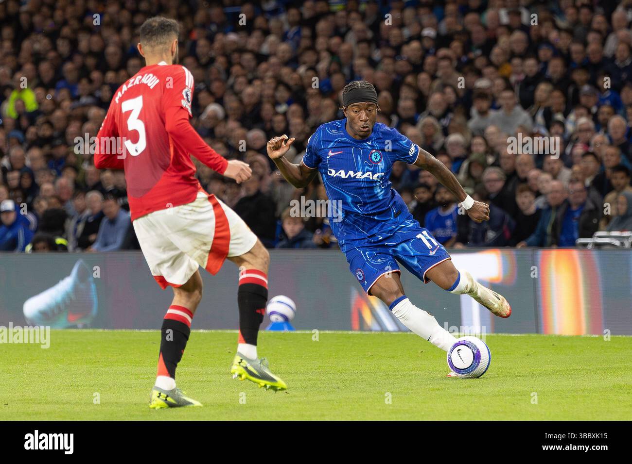 16 mai 2025 ; Stamford Bridge, Chelsea, Londres, Angleterre : premier League Football, Chelsea contre Manchester United ; Noni Madueke de Chelsea affronte Mazraoui de United Credit : action plus Sports images/Alamy Live News Banque D'Images