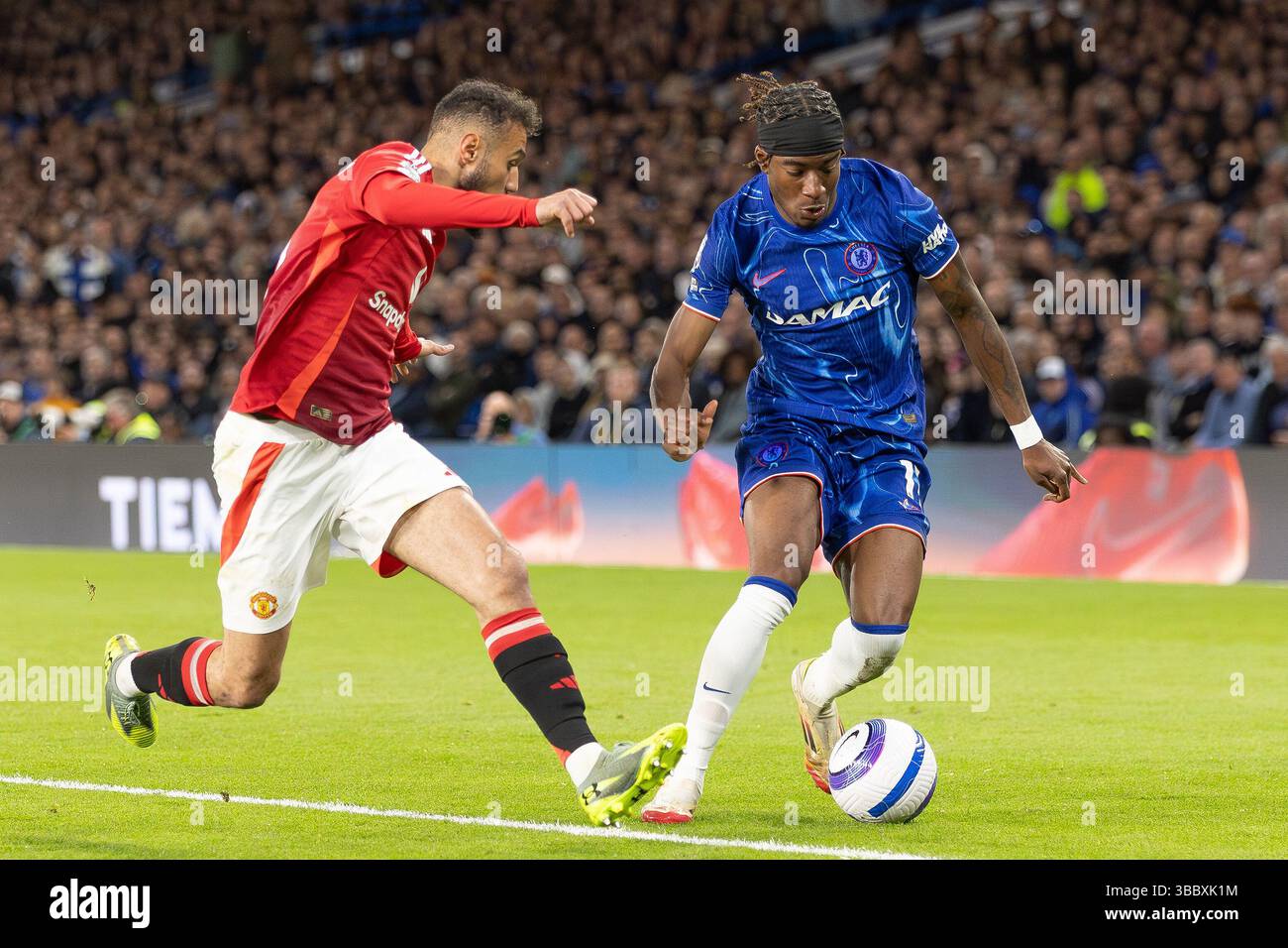 16 mai 2025 ; Stamford Bridge, Chelsea, Londres, Angleterre : premier League Football, Chelsea contre Manchester United ; Noni Madueke de Chelsea affronte Mazraoui de United Credit : action plus Sports images/Alamy Live News Banque D'Images