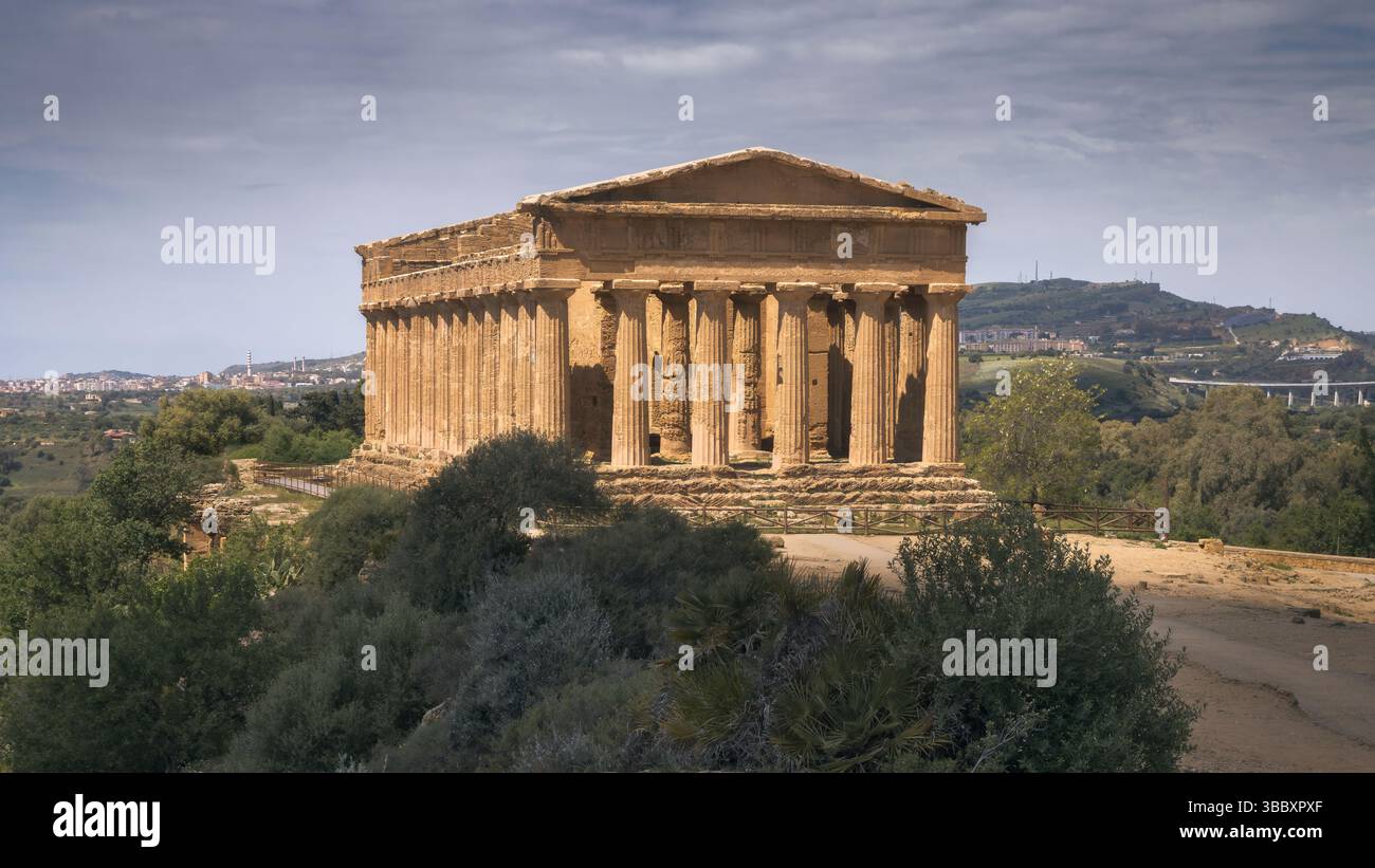 Explorez le magnifique temple de Concordia dans la Vallée des temples de Sicile, qui brille par la lumière du soleil, en Italie Banque D'Images