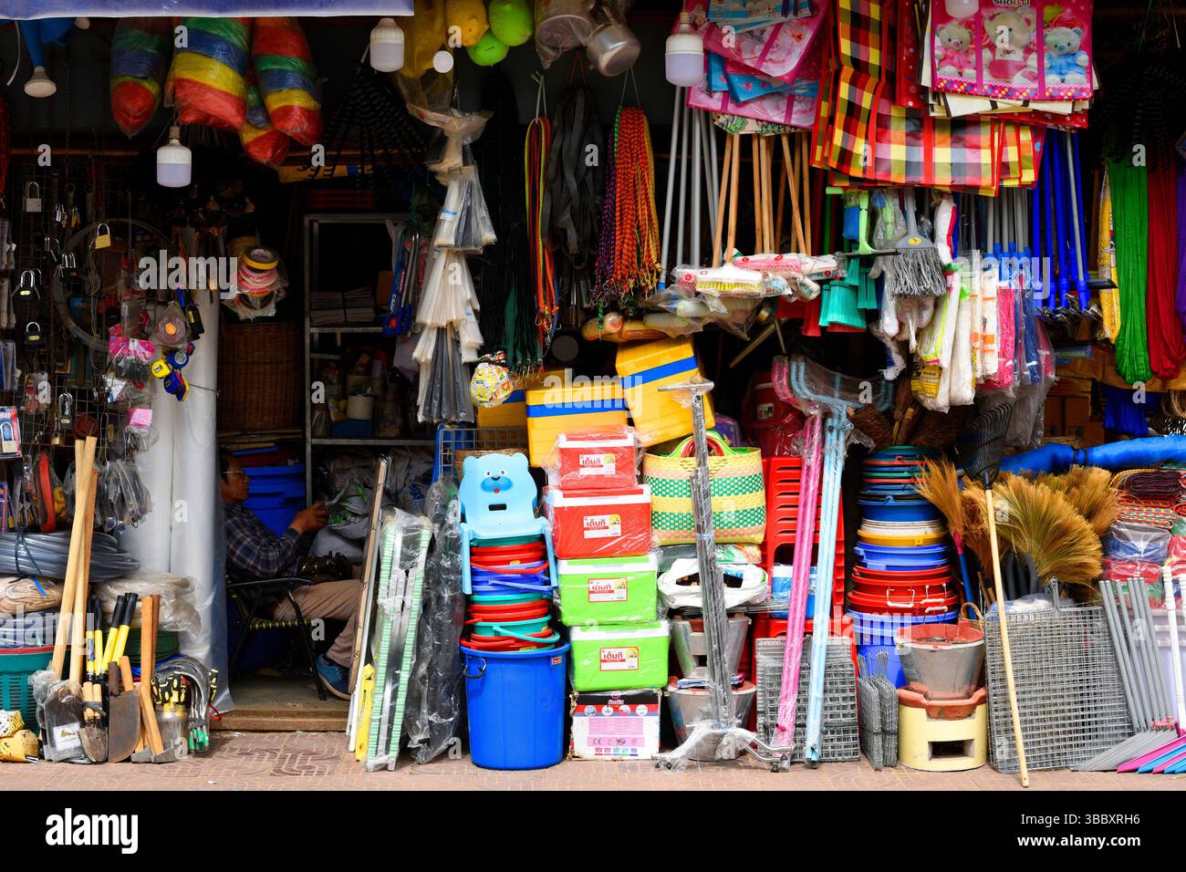 Conteneurs et d'autres produits en plastique en petite quincaillerie ou magasin,Siem Reap, Cambodge, Asie du Sud, l'Esat. Banque D'Images