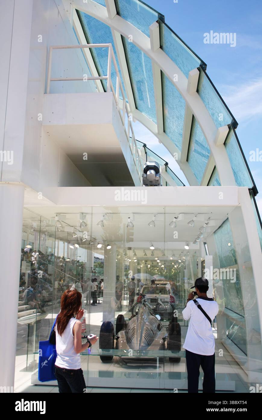 Pavillon de verre Skoda aux Jeux Olympiques de Beijing 2008 - exposition de voiture de course classique dans la vitrine moderne, Chine Banque D'Images