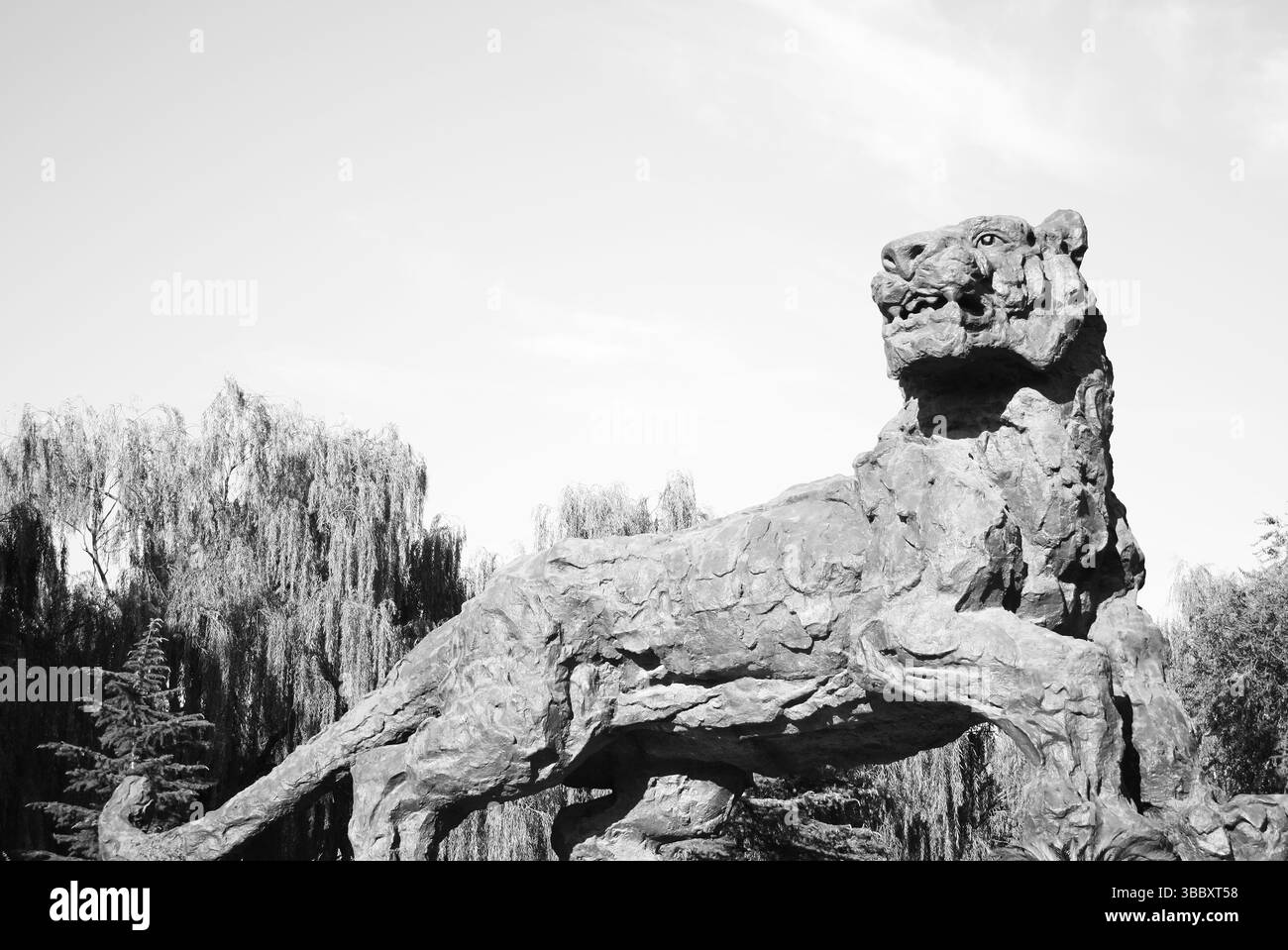 Sculpture de tigre au zoo de Pékin - Art public majestueux en monochrome Banque D'Images