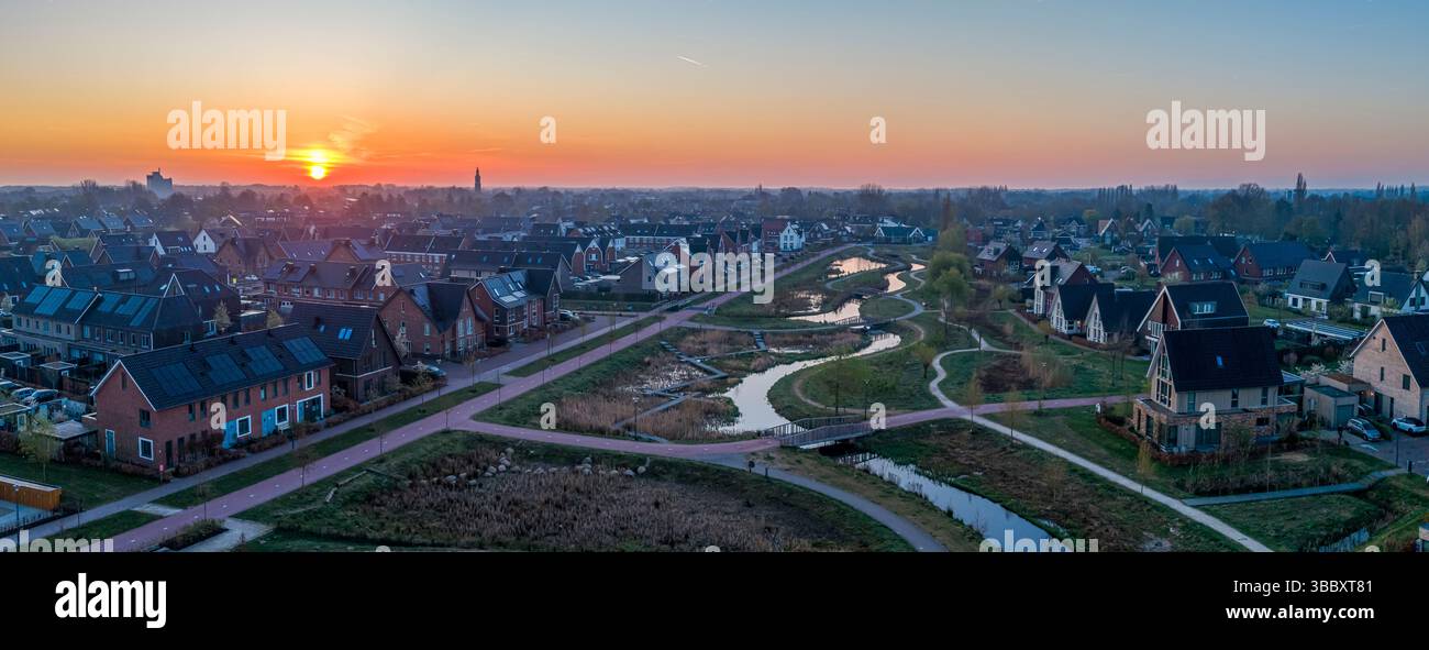 Une vue imprenable sur Nijkerk au petit matin, où des chemins sinueux relient les maisons le long des rives d'une rivière sereine et coulante. Un stunni Banque D'Images