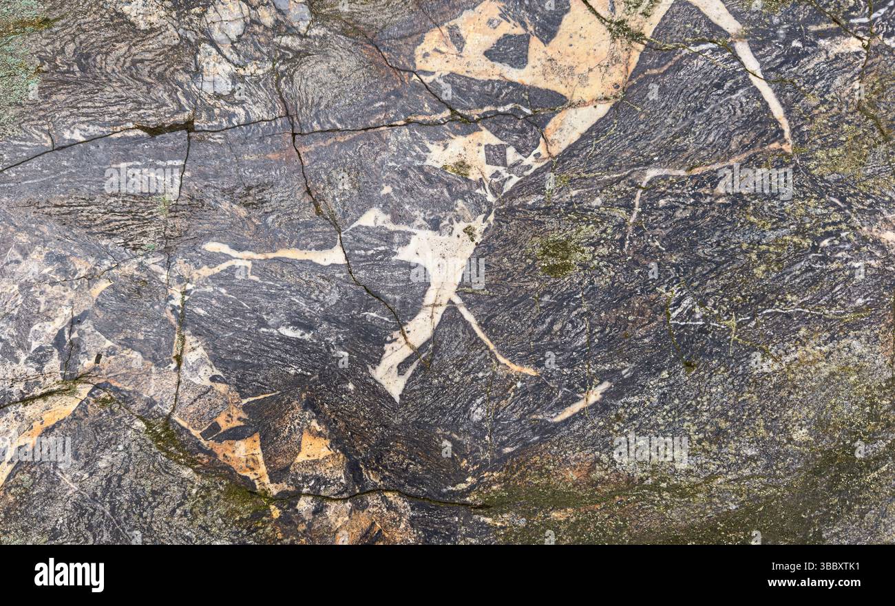 Formation rocheuse naturelle présentant des motifs complexes et des fractures. Banque D'Images