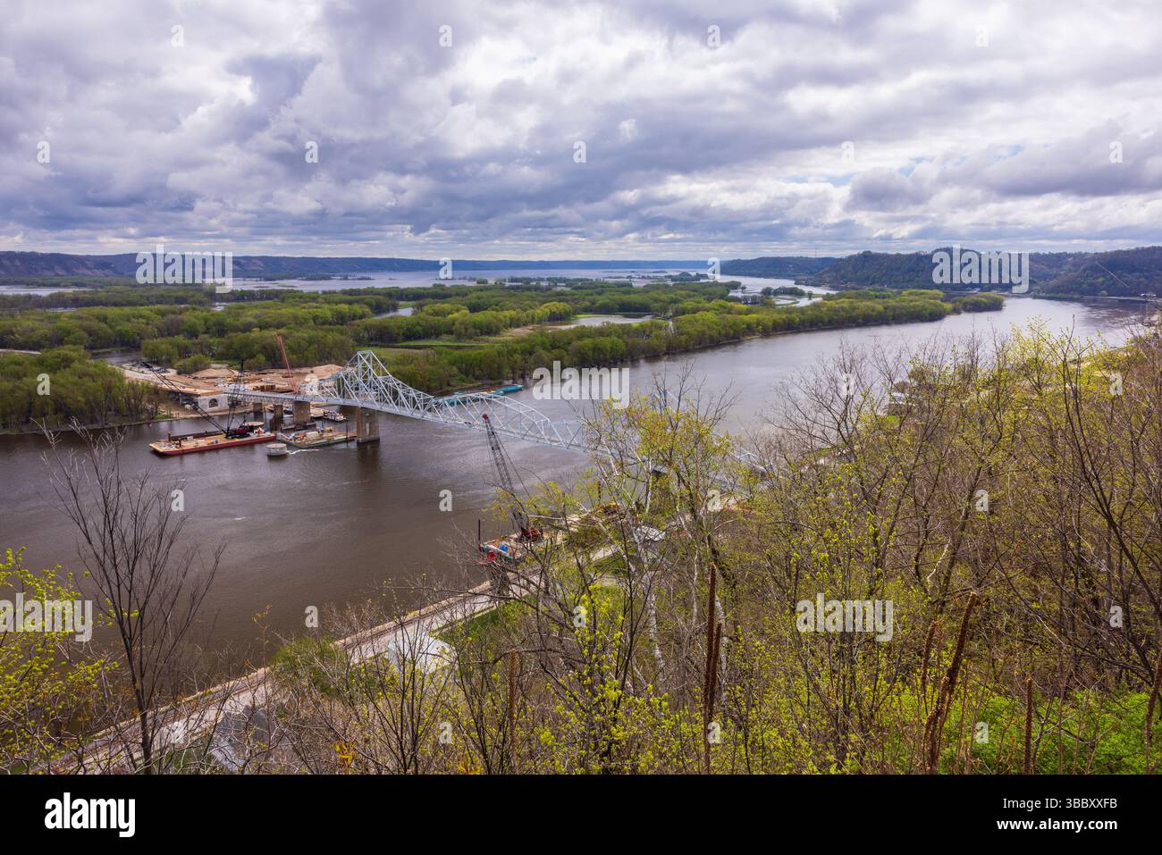 Une vue panoramique sur le fleuve Mississippi avec un nouveau pont en construction à côté de l'ancien pont. Banque D'Images