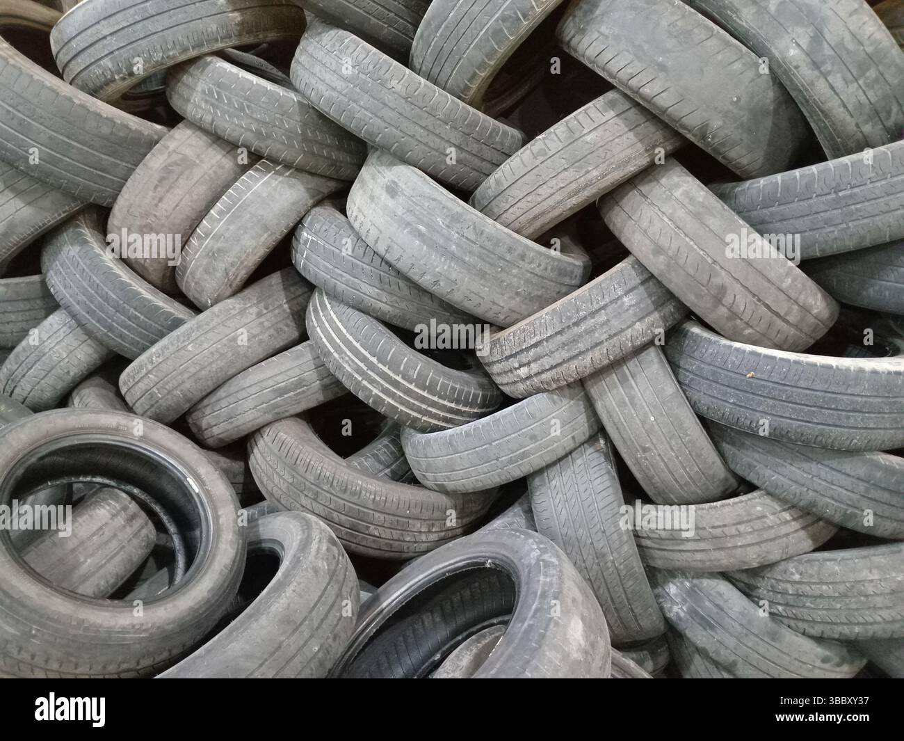 MACEI', Al - 17.05.2025 : RECICLAGEM DE PNEUS - la législation qui encourage le recyclage des pneus au Brésil est principalement la résolution CONAMA n° 416/2009. Cette résolution établit des critères pour une gestion écologiquement appropriée des pneus inutilisables, visant à prévenir la dégradation de l'environnement. En outre, la politique nationale sur les déchets solides, bien que plus complète, contribue également à cette incitation, par le biais de lignes directrices générales pour le traitement des déchets, y compris les pneus. (Photo : Pablo de Luca/Fotoarena) Banque D'Images