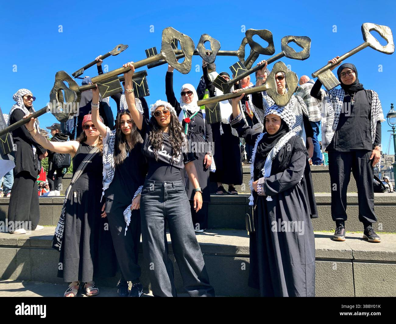 Édimbourg, Écosse, Royaume-Uni. 17 mai 2025. Manifestation nationale écossaise de soutien à la Palestine dans le conflit en cours avec Israël. Rassemblement commençant à The Mound, puis marchant sur Holyrood. La clé palestinienne est un symbole des maisons perdues lors de la Nakba de 1948. Crédit : Craig Brown/Alamy Live News Banque D'Images