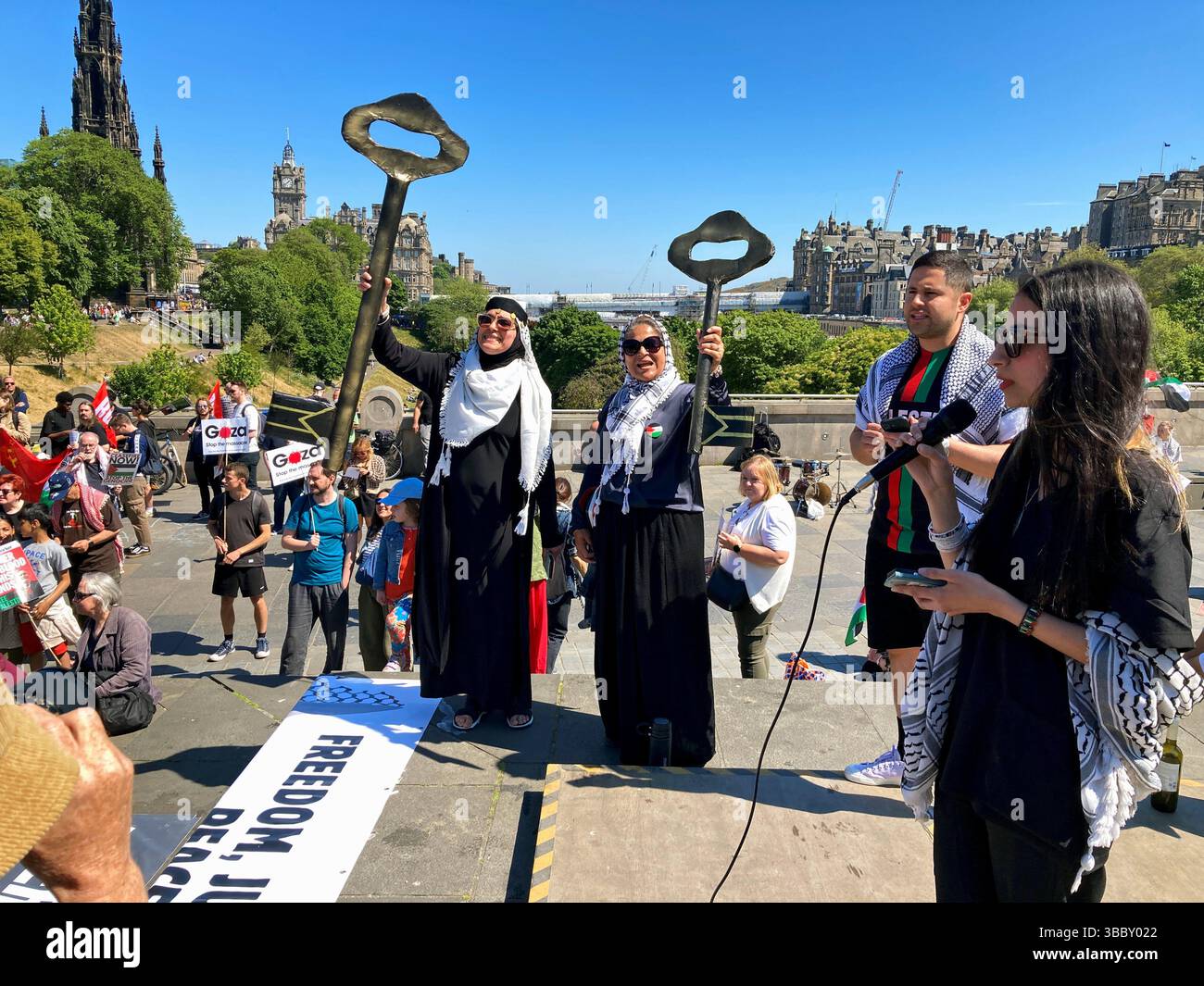 Édimbourg, Écosse, Royaume-Uni. 17 mai 2025. Manifestation nationale écossaise de soutien à la Palestine dans le conflit en cours avec Israël. Rassemblement commençant à The Mound, puis marchant sur Holyrood. La clé palestinienne est un symbole des maisons perdues lors de la Nakba de 1948. Crédit : Craig Brown/Alamy Live News Banque D'Images