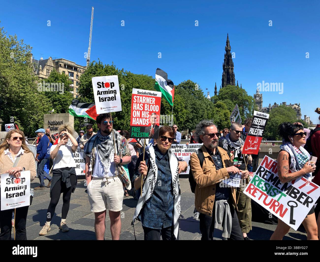 Édimbourg, Écosse, Royaume-Uni. 17 mai 2025. Manifestation nationale écossaise de soutien à la Palestine dans le conflit en cours avec Israël. Rassemblement commençant à The Mound, puis marchant sur Holyrood. Crédit : Craig Brown/Alamy Live News Banque D'Images