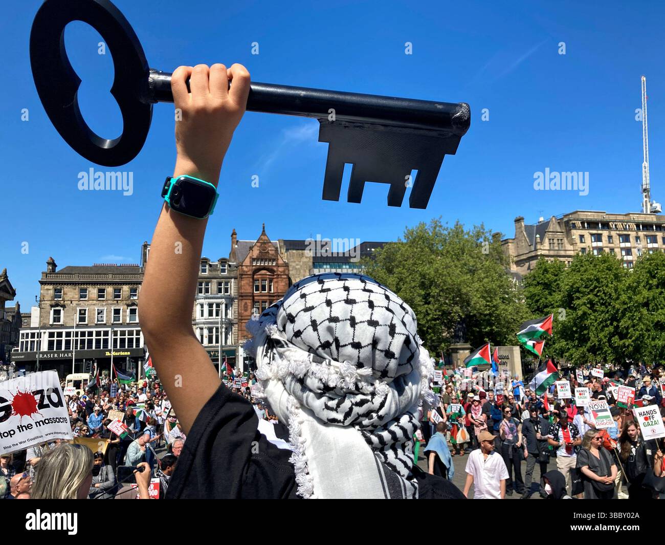 Édimbourg, Écosse, Royaume-Uni. 17 mai 2025. Manifestation nationale écossaise de soutien à la Palestine dans le conflit en cours avec Israël. Rassemblement commençant à The Mound, puis marchant sur Holyrood. La clé palestinienne est un symbole des maisons perdues lors de la Nakba de 1948. Crédit : Craig Brown/Alamy Live News Banque D'Images