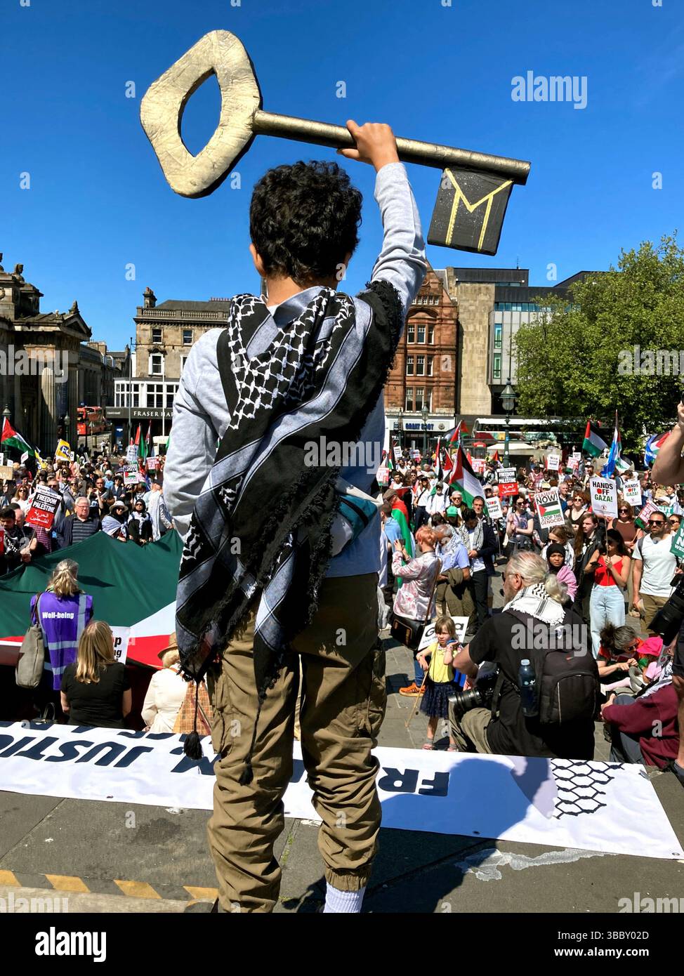 Édimbourg, Écosse, Royaume-Uni. 17 mai 2025. Manifestation nationale écossaise de soutien à la Palestine dans le conflit en cours avec Israël. Rassemblement commençant à The Mound, puis marchant sur Holyrood. La clé palestinienne est un symbole des maisons perdues lors de la Nakba de 1948. Crédit : Craig Brown/Alamy Live News Banque D'Images