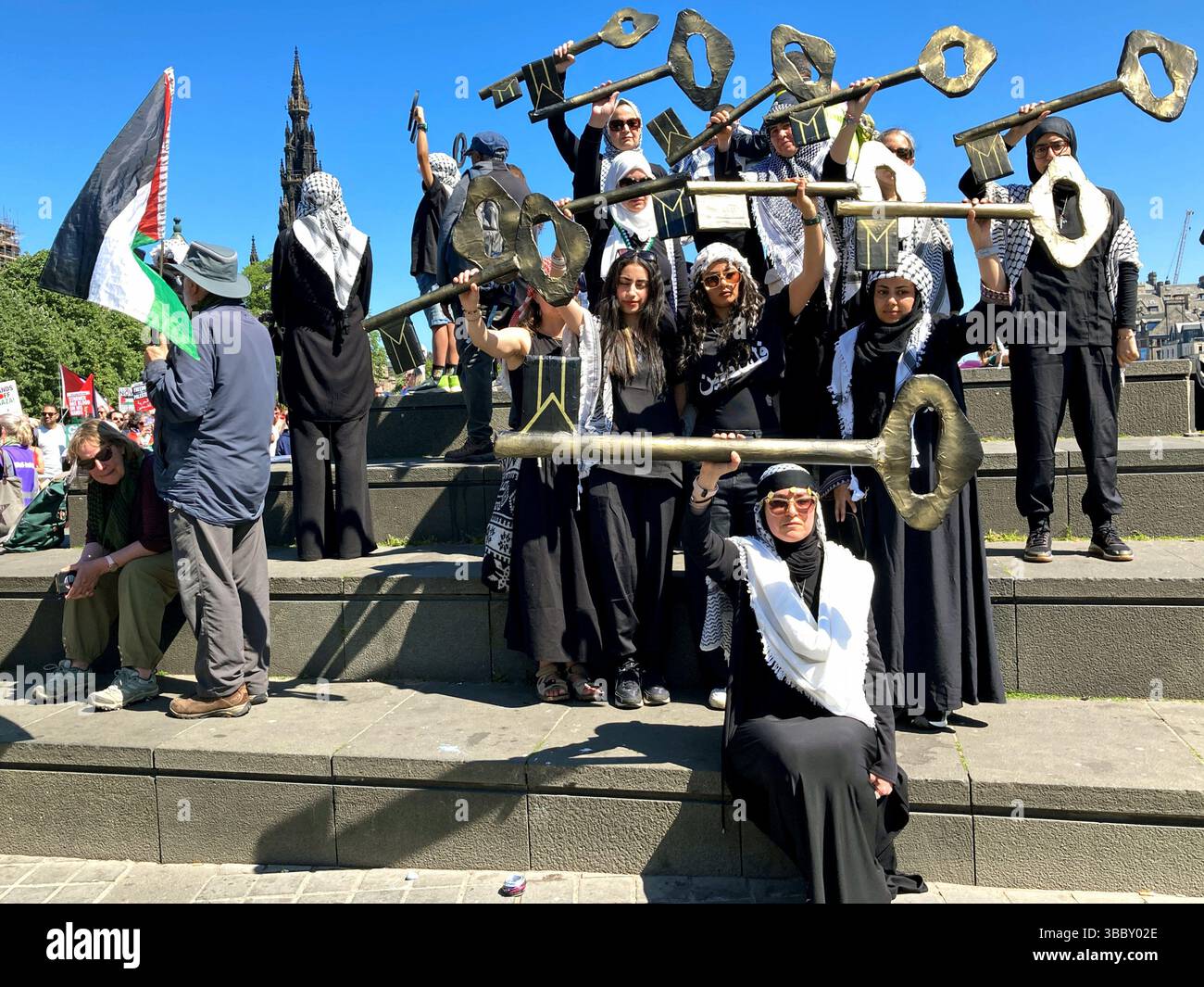 Édimbourg, Écosse, Royaume-Uni. 17 mai 2025. Manifestation nationale écossaise de soutien à la Palestine dans le conflit en cours avec Israël. Rassemblement commençant à The Mound, puis marchant sur Holyrood. La clé palestinienne est un symbole des maisons perdues lors de la Nakba de 1948. Crédit : Craig Brown/Alamy Live News Banque D'Images
