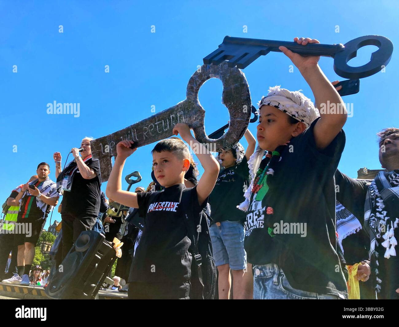 Édimbourg, Écosse, Royaume-Uni. 17 mai 2025. Manifestation nationale écossaise de soutien à la Palestine dans le conflit en cours avec Israël. Rassemblement commençant à The Mound, puis marchant sur Holyrood. La clé palestinienne est un symbole des maisons perdues lors de la Nakba de 1948. Crédit : Craig Brown/Alamy Live News Banque D'Images