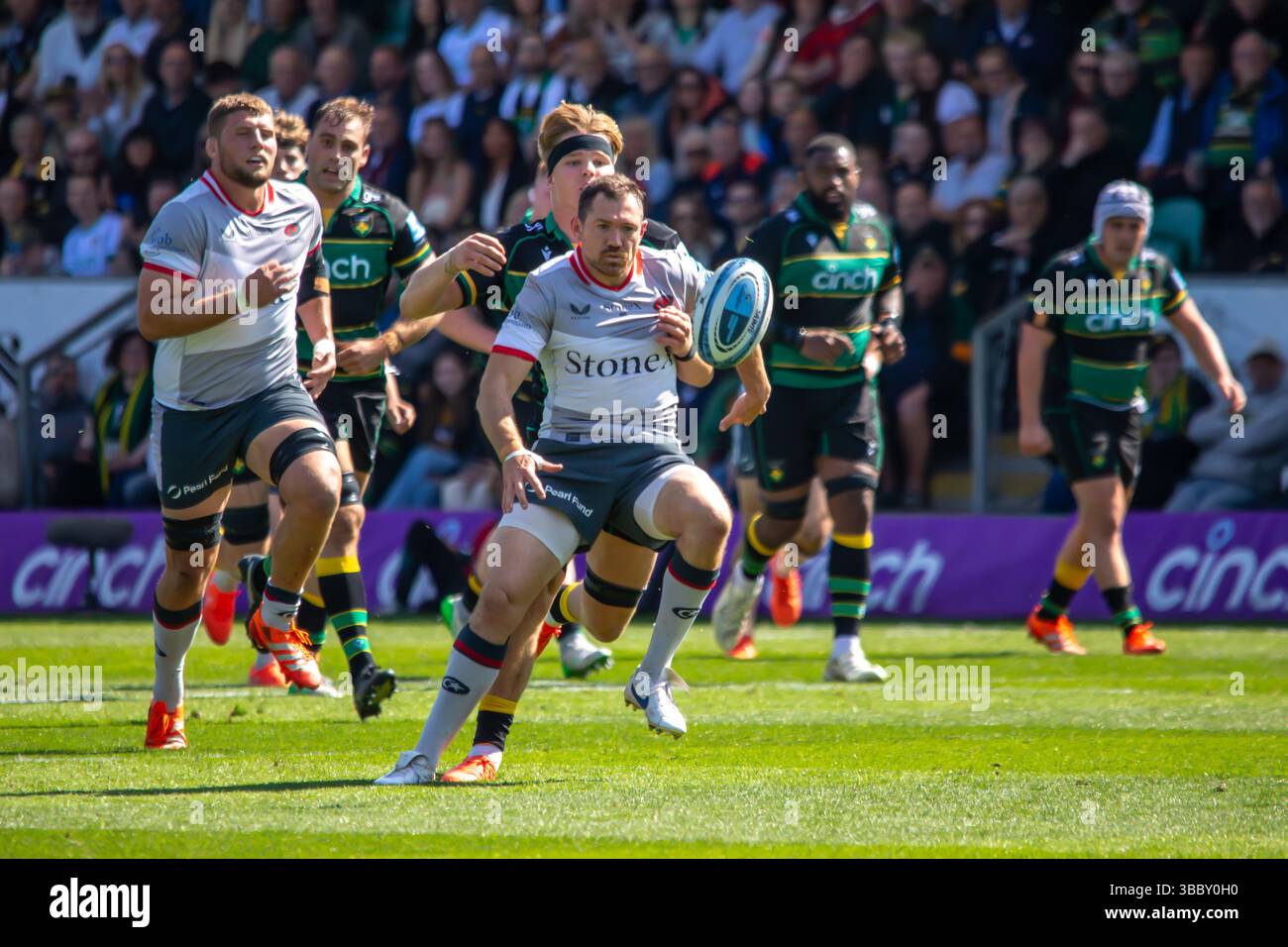 Northampton, Royaume-Uni, le 17 mai 2025 Henry Pollock combat avec Alex Goode, le plein arrière des Saracens, dans le Gallagher Premiership Rugby au Cinch Stadium, Northampton, Royaume-Uni. Alex Williams / Alamy Live News Banque D'Images