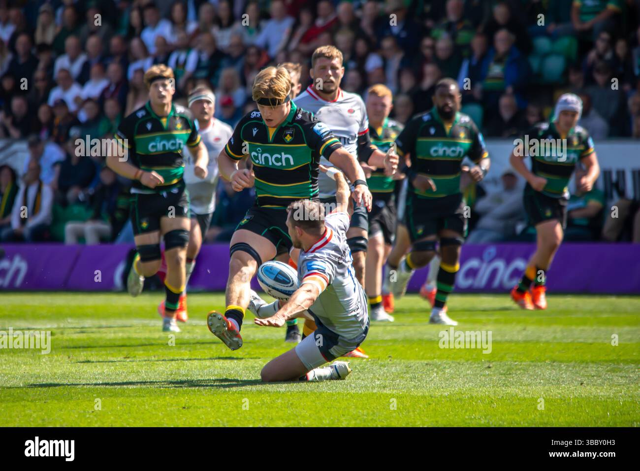 Northampton, Royaume-Uni, le 17 mai 2025 Henry Pollock combat avec Alex Goode, le plein arrière des Saracens, dans le Gallagher Premiership Rugby au Cinch Stadium, Northampton, Royaume-Uni. Alex Williams / Alamy Live News Banque D'Images