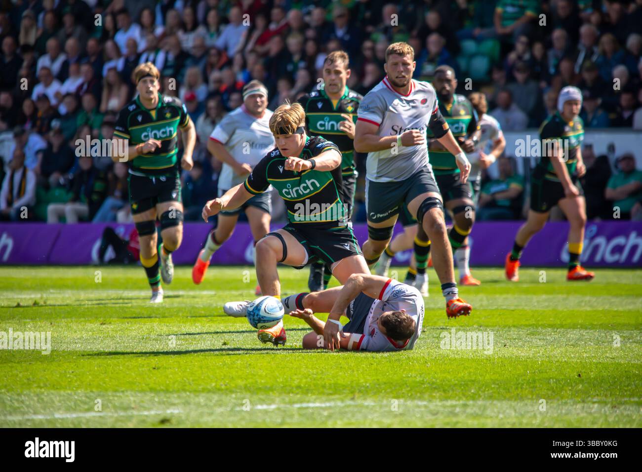Northampton, Royaume-Uni, le 17 mai 2025 Henry Pollock combat avec Alex Goode, le plein arrière des Saracens, dans le Gallagher Premiership Rugby au Cinch Stadium, Northampton, Royaume-Uni. Alex Williams / Alamy Live News Banque D'Images