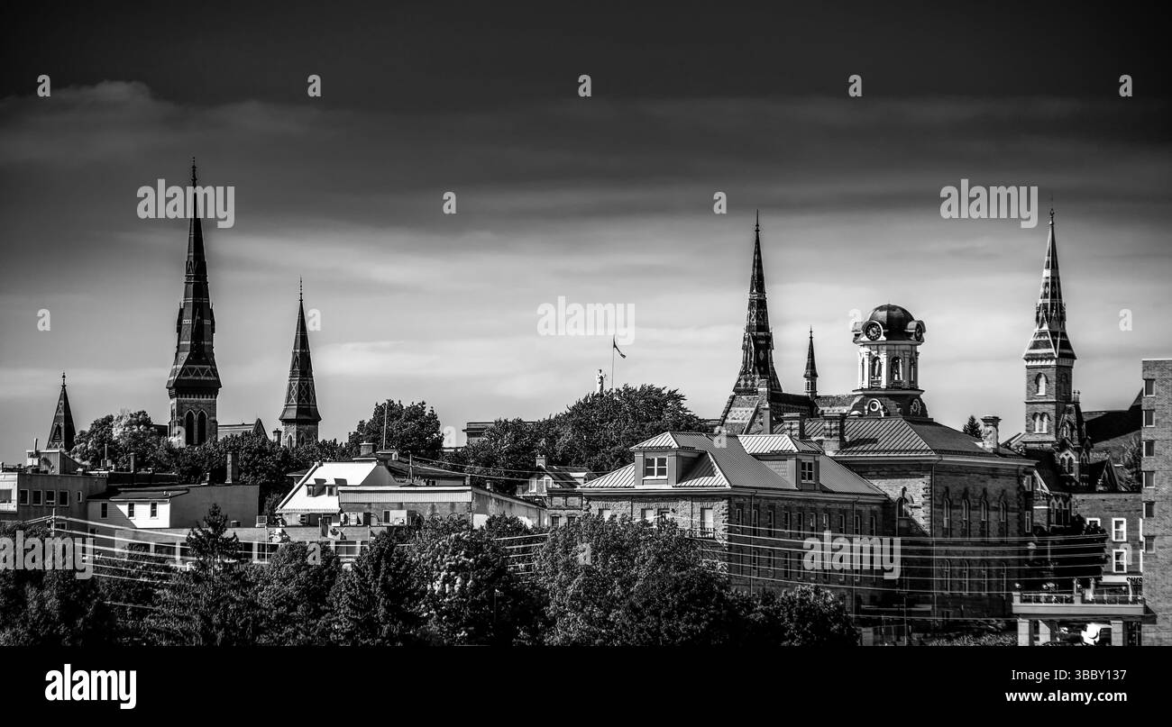 Panorama monochrome de l'horizon historique de Brockville sous un ciel orageux Banque D'Images