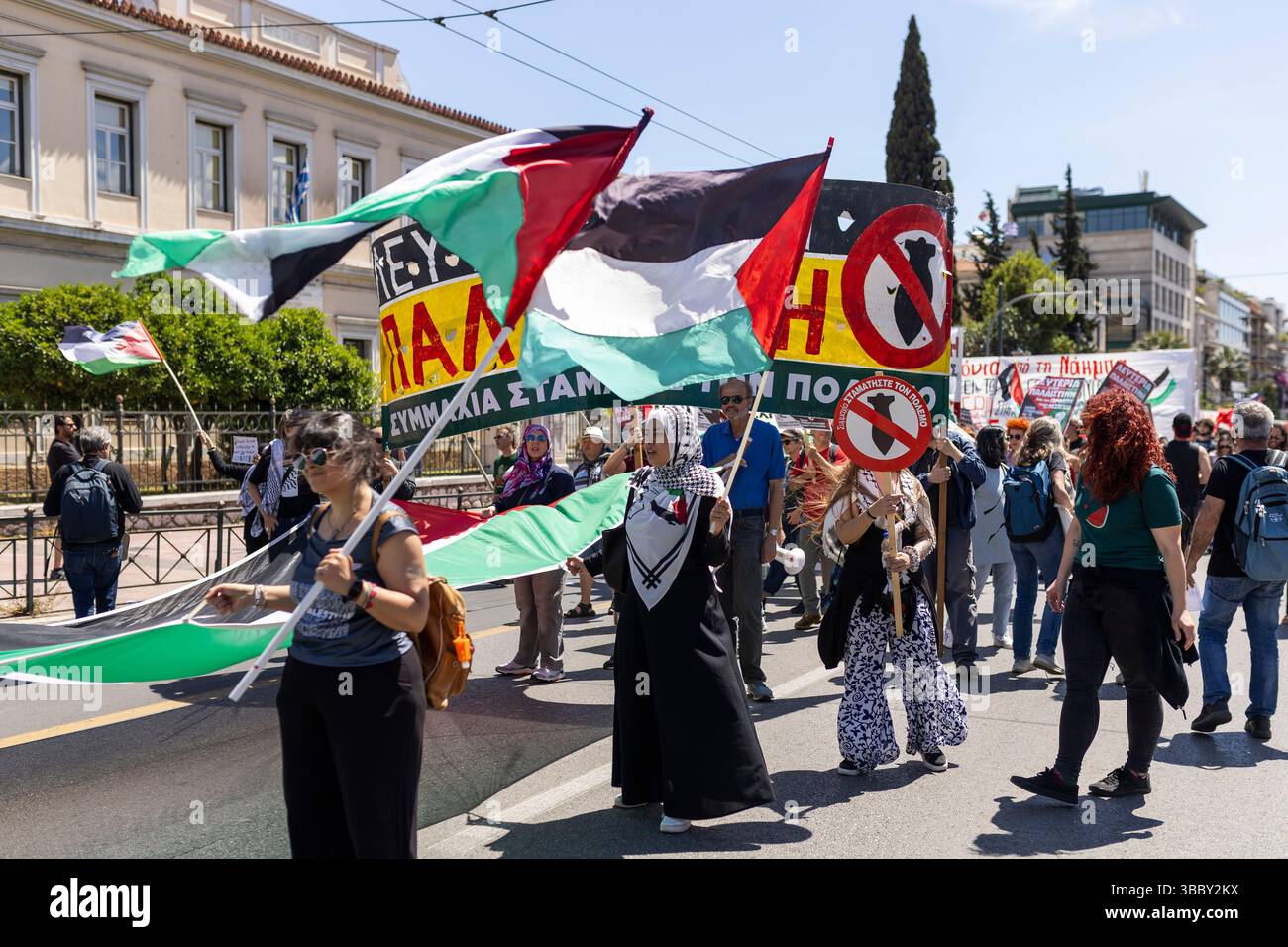 Athen, Grèce. 17 mai 2025. Palestiniens et sympathisants marchent vers l’ambassade israélienne à Athènes lors d’une manifestation pro-palestinienne pour marquer le 77e jour du souvenir de la Nakba. Le jour du souvenir de la Nakba palestinienne, le 15 mai, commémore la fuite et l'expulsion de centaines de milliers de Palestiniens pendant la première guerre du moyen-Orient en 1948 après la fondation de l'État d'Israël. Crédit : Socrates Baltagiannis/dpa/Alamy Live News Banque D'Images
