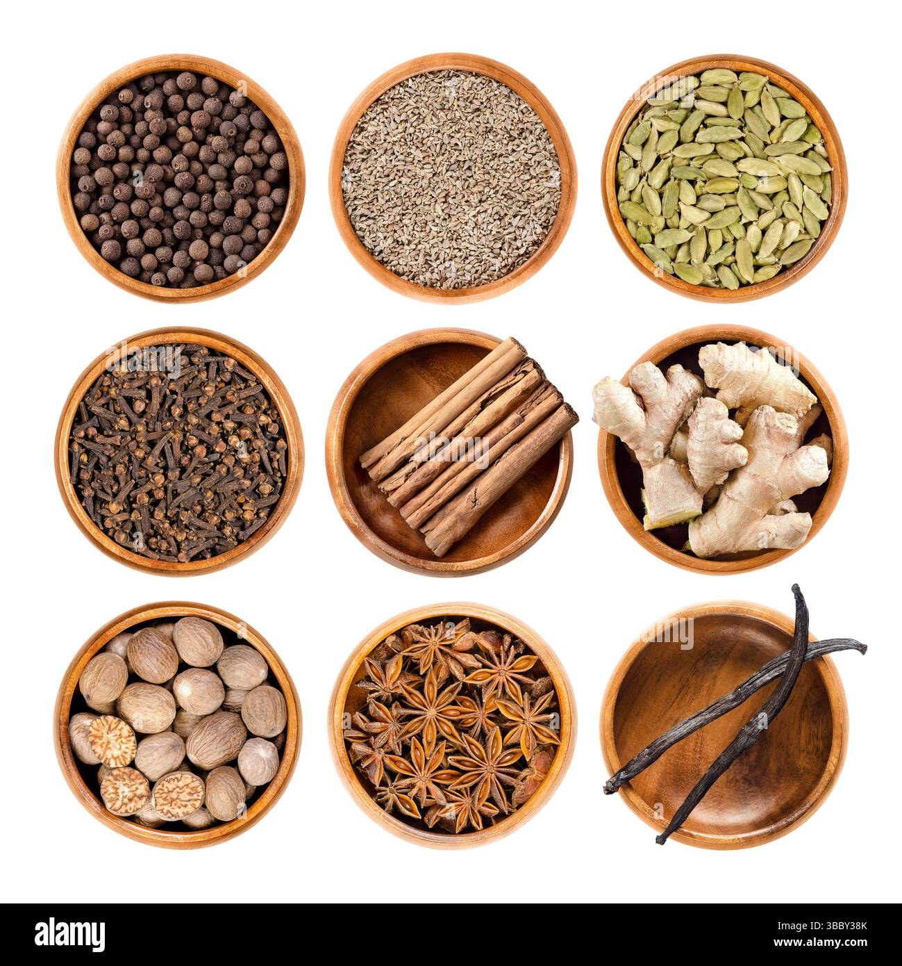Épices de Noël et senteurs de vacances d'hiver dans des bols en bois. Piment, anis, cardamome, clous de girofle, cannelle, gingembre, muscade, anis étoilé et vanille. Banque D'Images