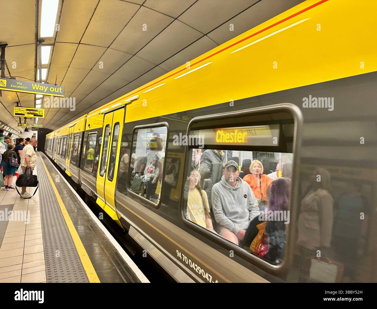 À l'intérieur de la station de métro de Liverpool, en regardant à travers la plate-forme un train rempli de passagers en attente d'embarquement. Photo éditoriale, 17 mai 2025. Banque D'Images
