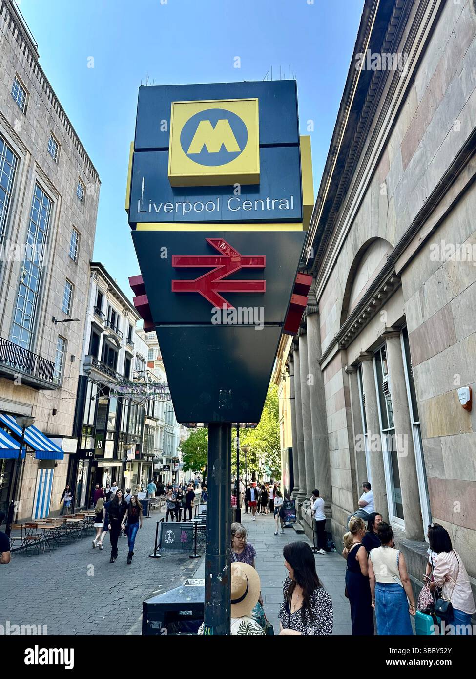 Liverpool Central Metro panneau sur Bold Street avec des gens et la scène de rue en arrière-plan. Photo éditoriale, 17 mai 2025. Banque D'Images