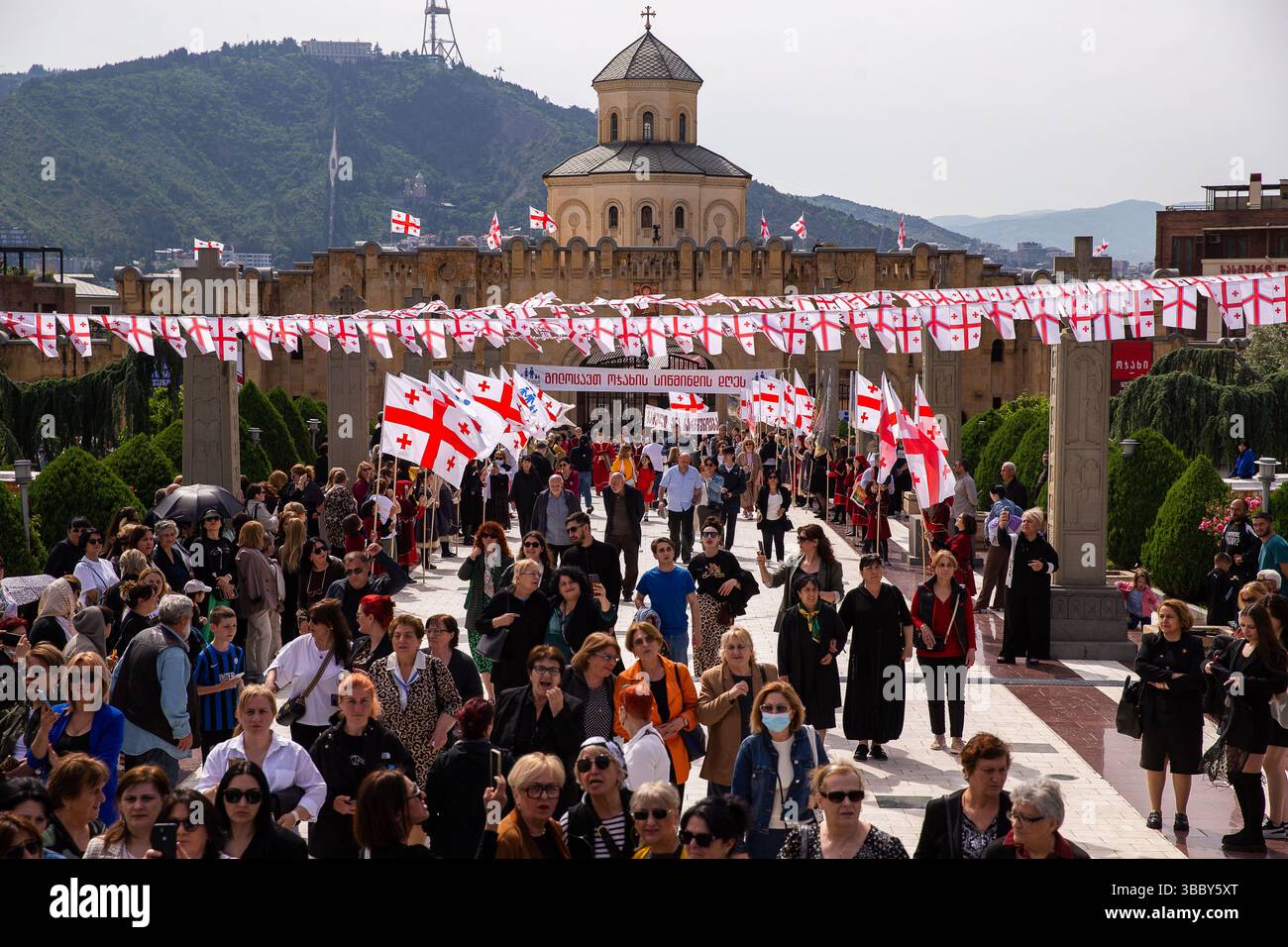 Tbilissi, Tbilissi, Géorgie. 17 mai 2025. Le 17 mai marque la Journée de la sainteté de la famille et du respect des parents, instituée par l'Église orthodoxe géorgienne en 2014 et officiellement reconnue comme jour férié à partir de 2024. Crédit : Ilya Vaga/ZUMA Press Wire/ZUMA Wire/Alamy Live News Banque D'Images