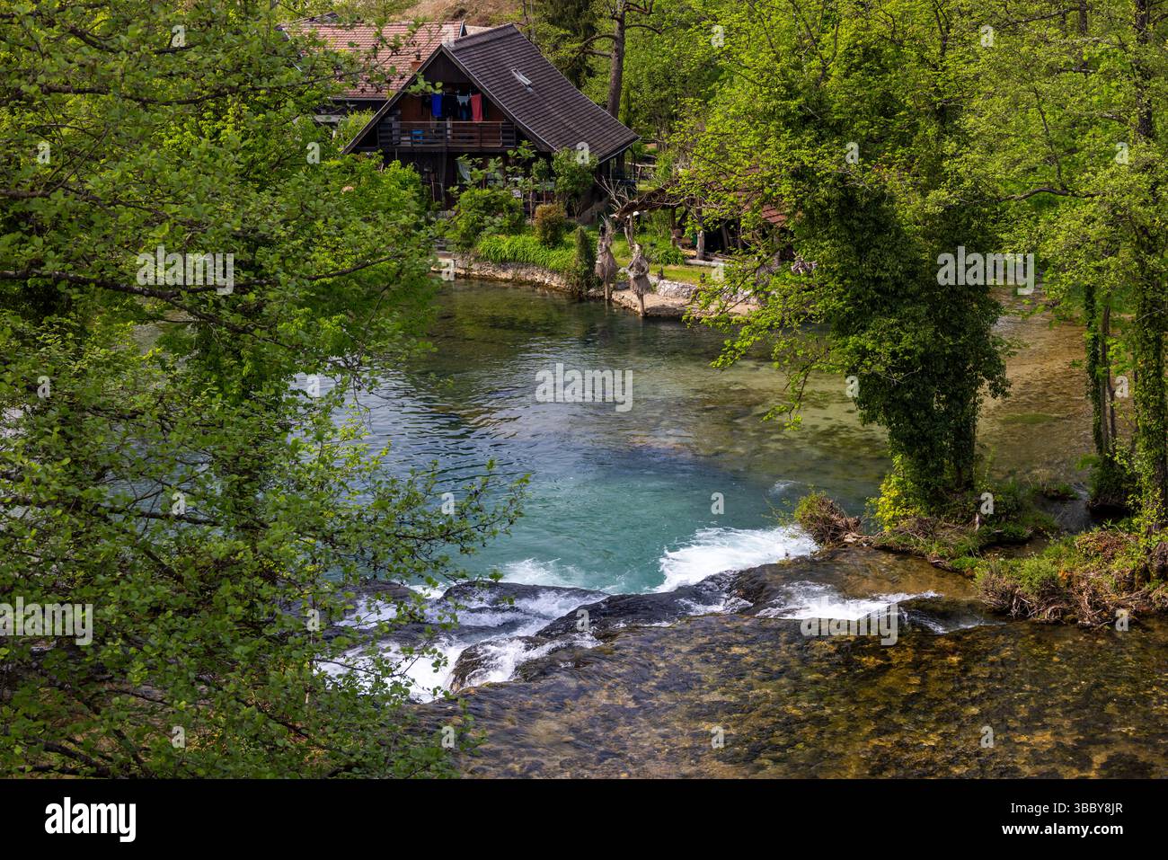 Le village historique de Rastoke dans la ville de Slunj, où la rivière Slunjčica se jette dans la rivière Korana via des cascades et des cascades, Croatie Banque D'Images