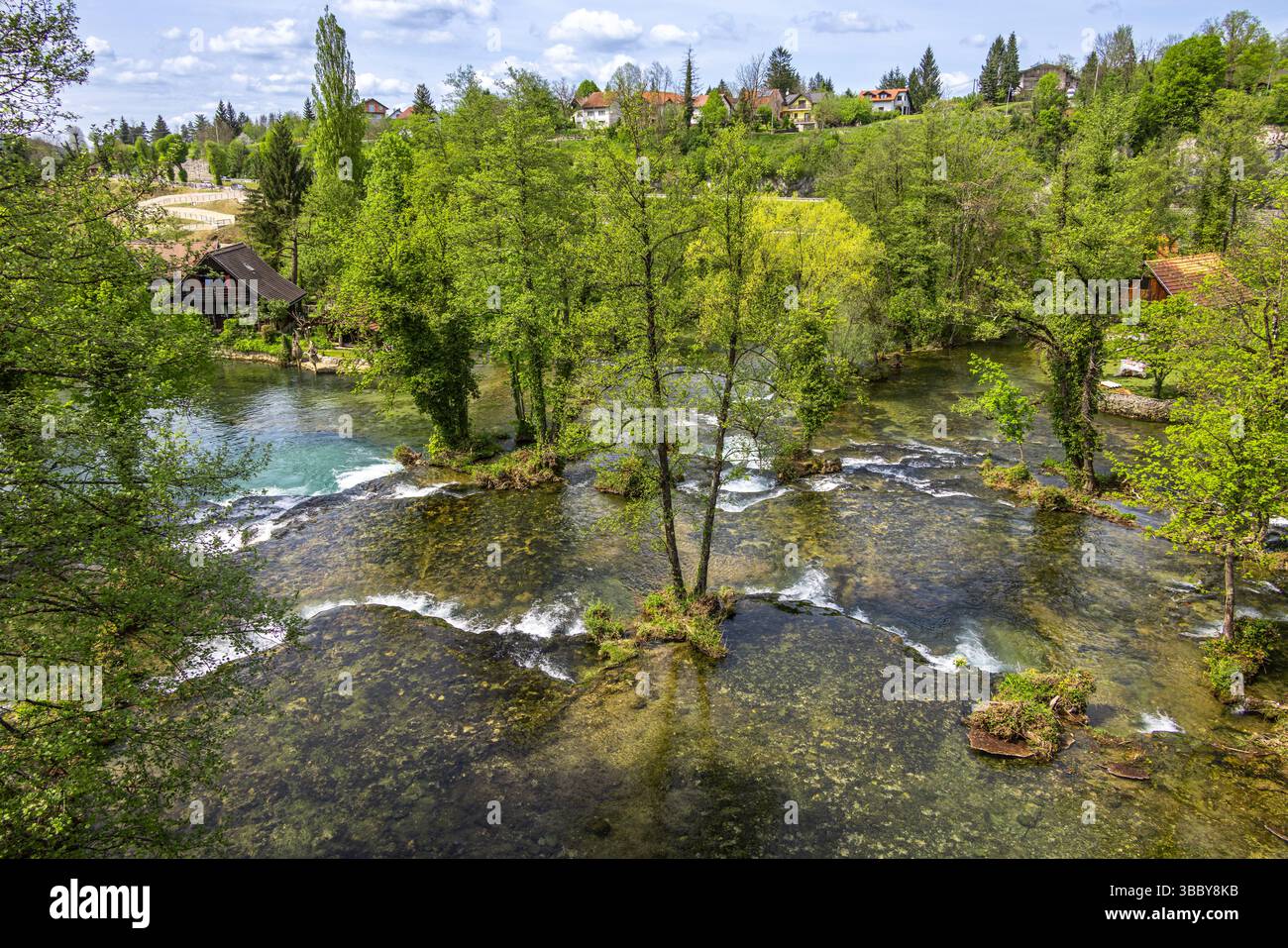 Le village historique de Rastoke dans la ville de Slunj, où la rivière Slunjčica se jette dans la rivière Korana via des cascades et des cascades, Croatie Banque D'Images
