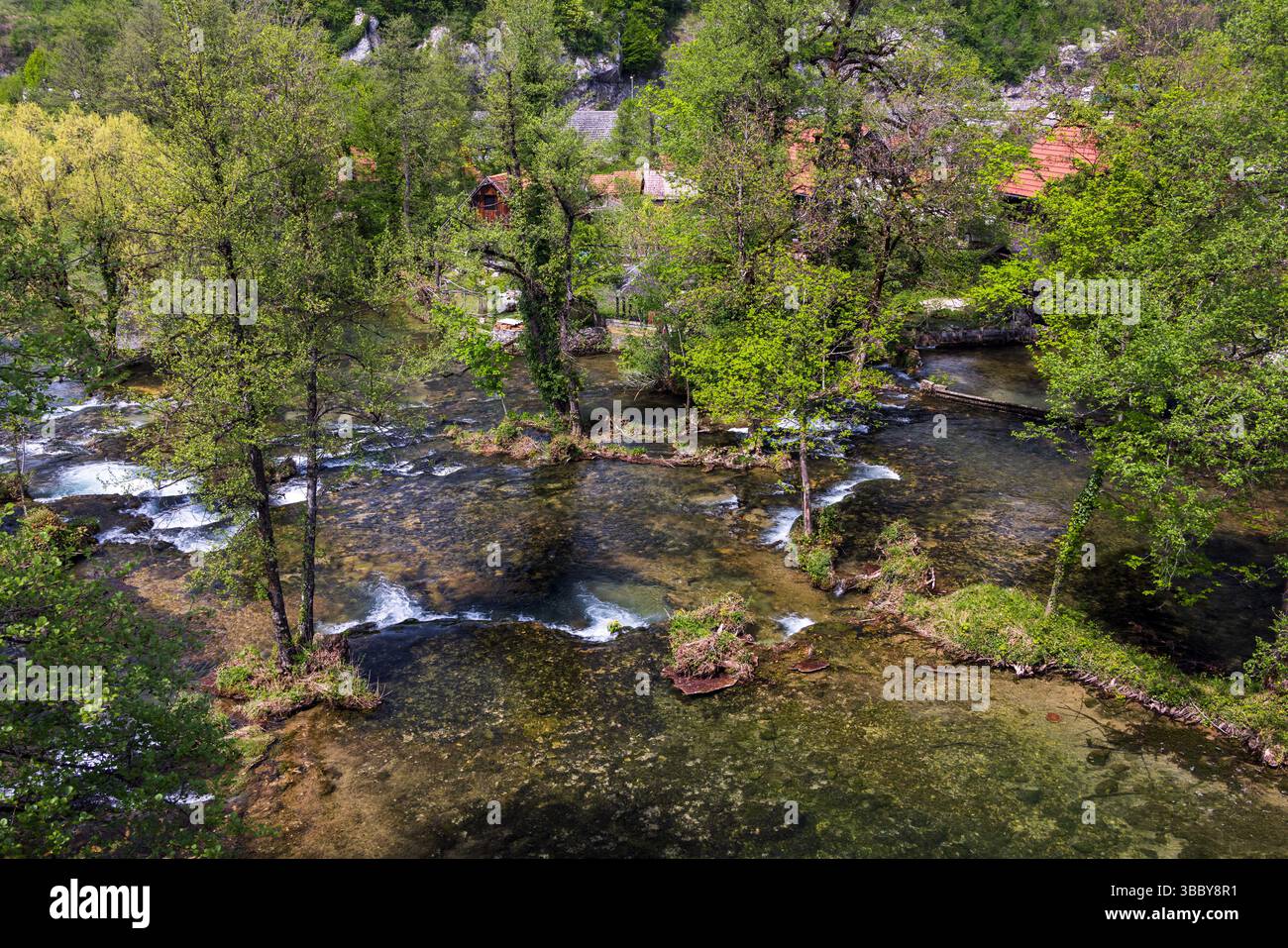 Le village historique de Rastoke dans la ville de Slunj, où la rivière Slunjčica se jette dans la rivière Korana via des cascades et des cascades, Croatie Banque D'Images