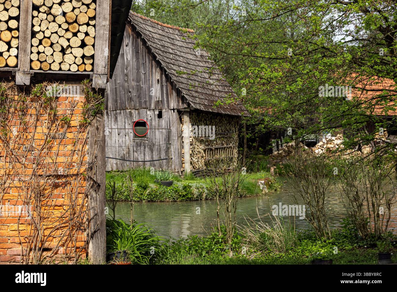 Le village historique de Rastoke dans la ville de Slunj, où la rivière Slunjčica se jette dans la rivière Korana via des cascades et des cascades, Croatie Banque D'Images