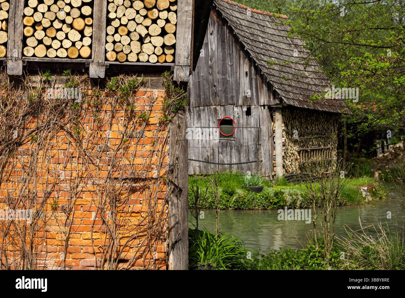 Le village historique de Rastoke dans la ville de Slunj, où la rivière Slunjčica se jette dans la rivière Korana via des cascades et des cascades, Croatie Banque D'Images