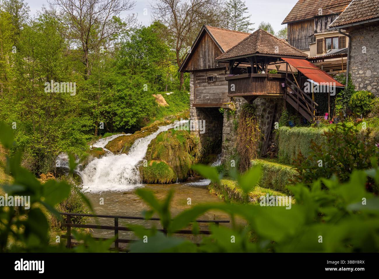 Le village historique de Rastoke dans la ville de Slunj, où la rivière Slunjčica se jette dans la rivière Korana via des cascades et des cascades, Croatie Banque D'Images