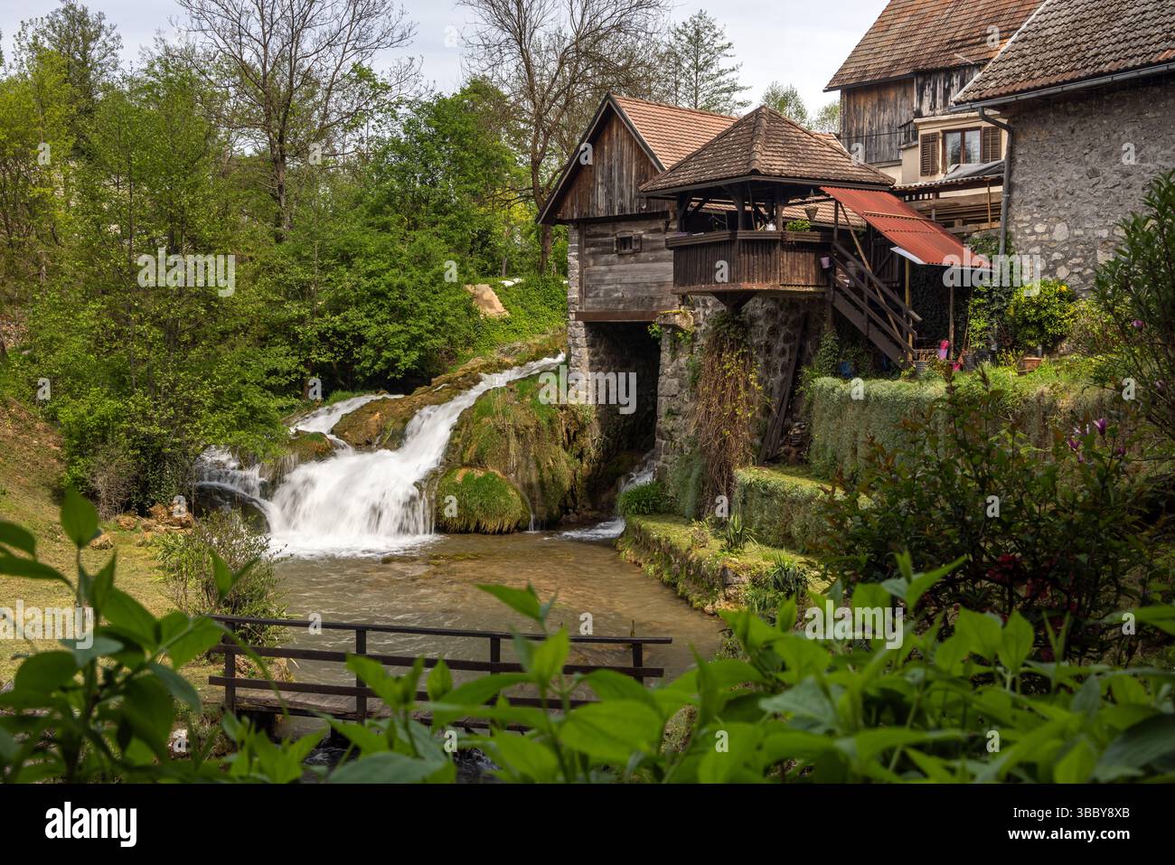 Le village historique de Rastoke dans la ville de Slunj, où la rivière Slunjčica se jette dans la rivière Korana via des cascades et des cascades, Croatie Banque D'Images