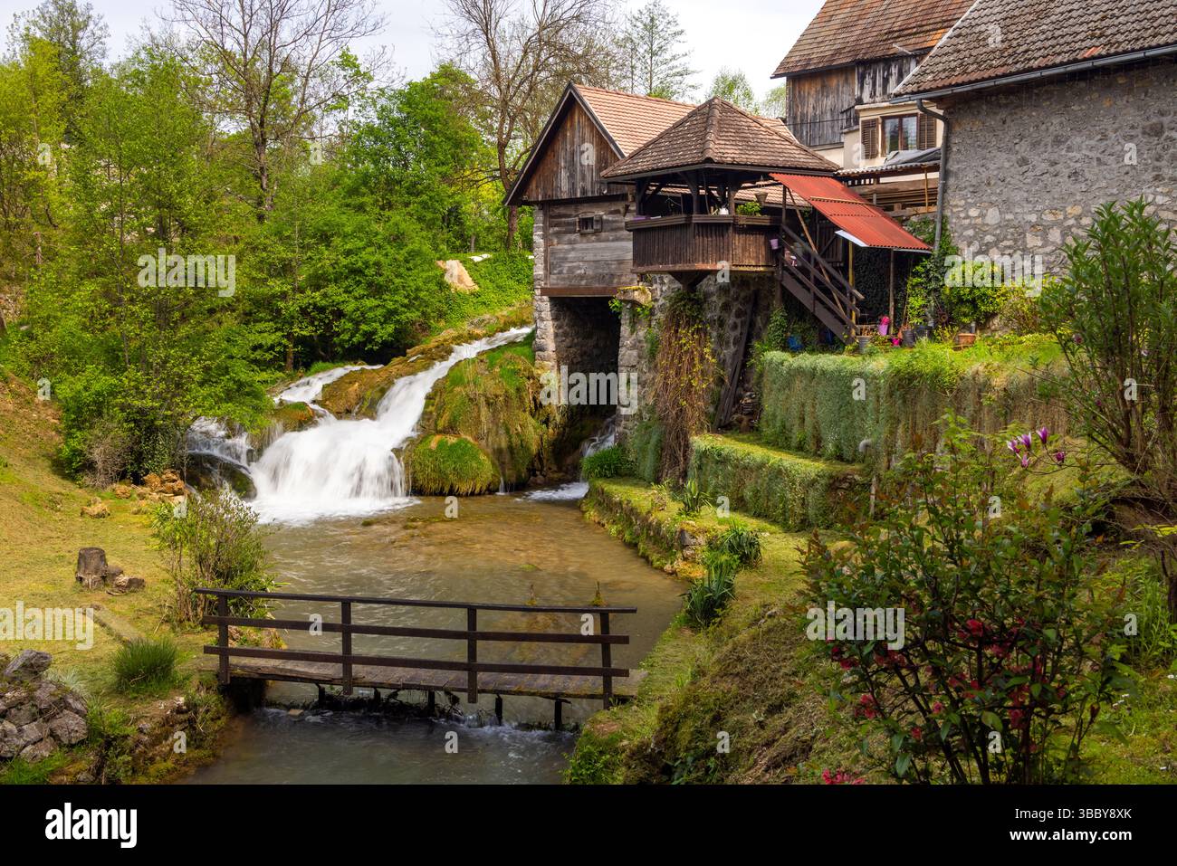Le village historique de Rastoke dans la ville de Slunj, où la rivière Slunjčica se jette dans la rivière Korana via des cascades et des cascades, Croatie Banque D'Images