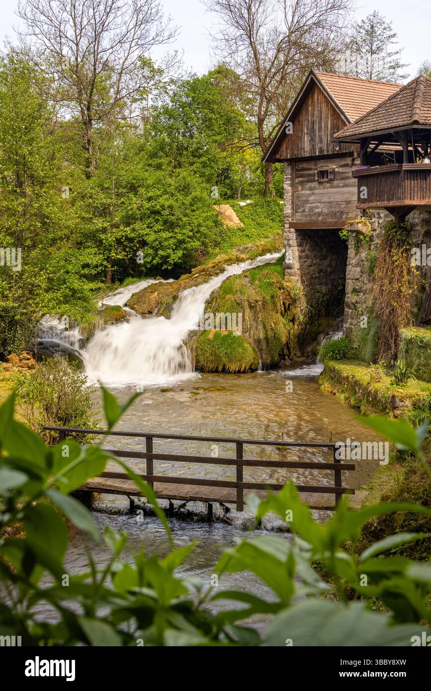Le village historique de Rastoke dans la ville de Slunj, où la rivière Slunjčica se jette dans la rivière Korana via des cascades et des cascades, Croatie Banque D'Images