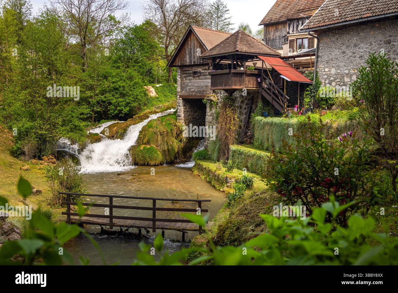 Le village historique de Rastoke dans la ville de Slunj, où la rivière Slunjčica se jette dans la rivière Korana via des cascades et des cascades, Croatie Banque D'Images