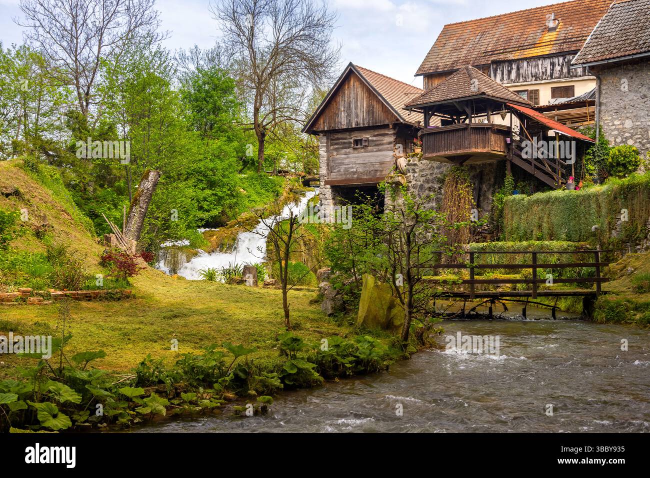 Le village historique de Rastoke dans la ville de Slunj, où la rivière Slunjčica se jette dans la rivière Korana via des cascades et des cascades, Croatie Banque D'Images