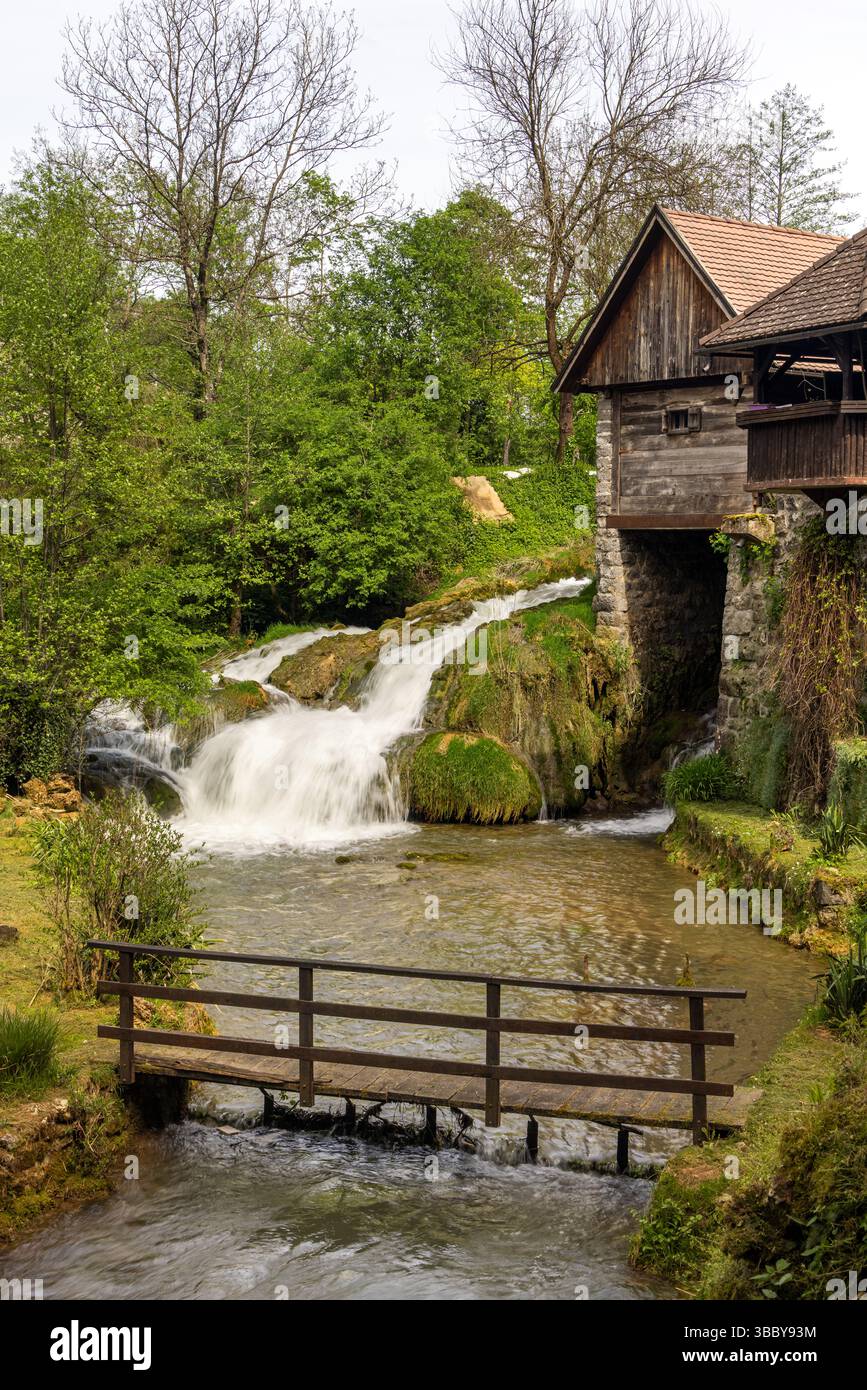 Le village historique de Rastoke dans la ville de Slunj, où la rivière Slunjčica se jette dans la rivière Korana via des cascades et des cascades, Croatie Banque D'Images