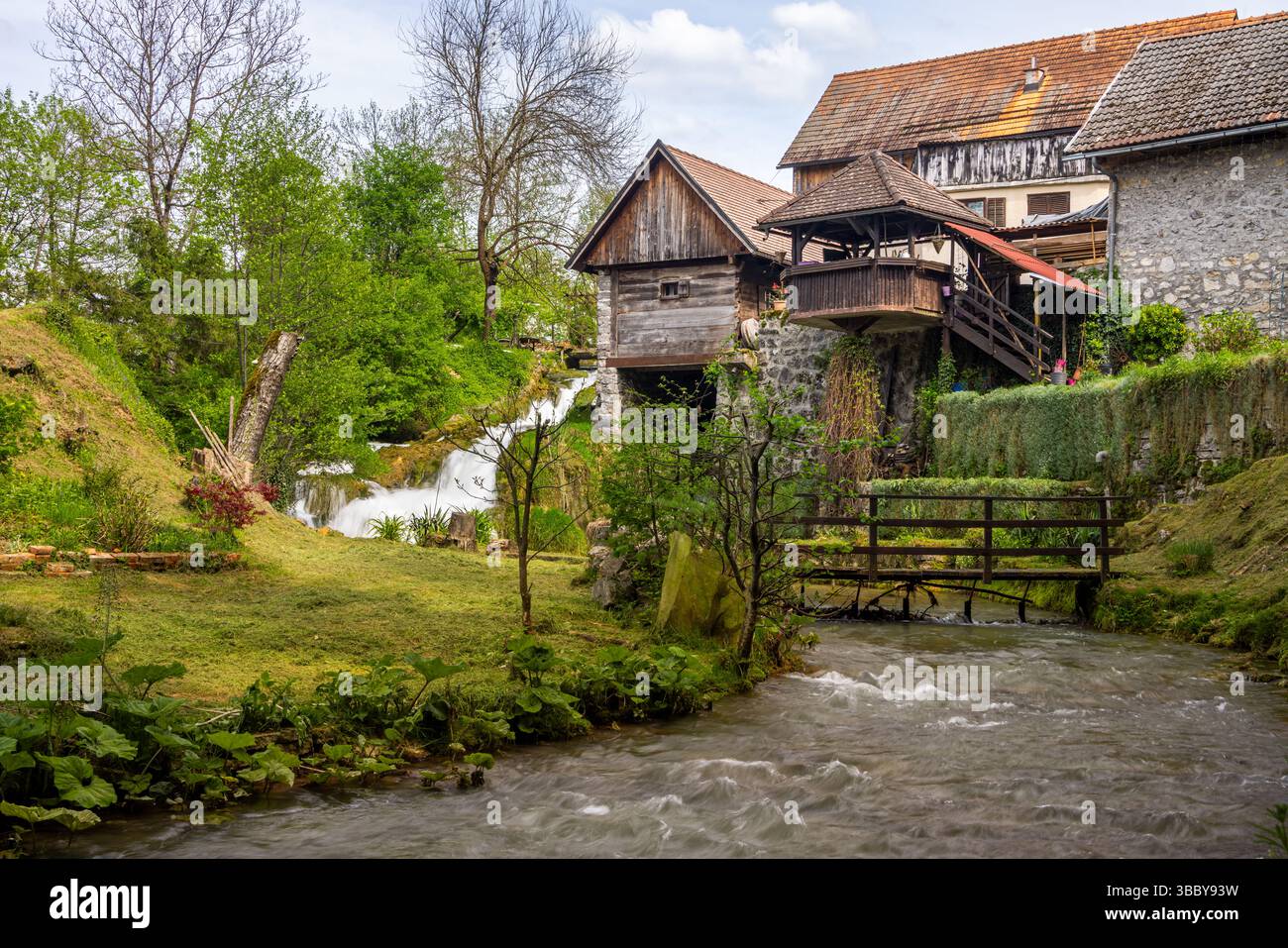 Le village historique de Rastoke dans la ville de Slunj, où la rivière Slunjčica se jette dans la rivière Korana via des cascades et des cascades, Croatie Banque D'Images