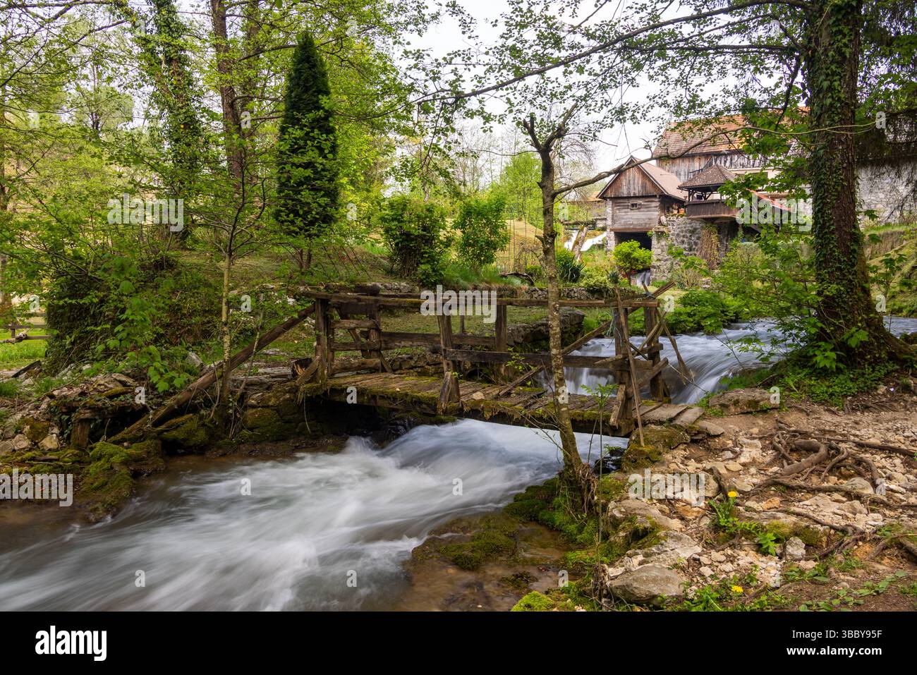 Le village historique de Rastoke dans la ville de Slunj, où la rivière Slunjčica se jette dans la rivière Korana via des cascades et des cascades, Croatie Banque D'Images