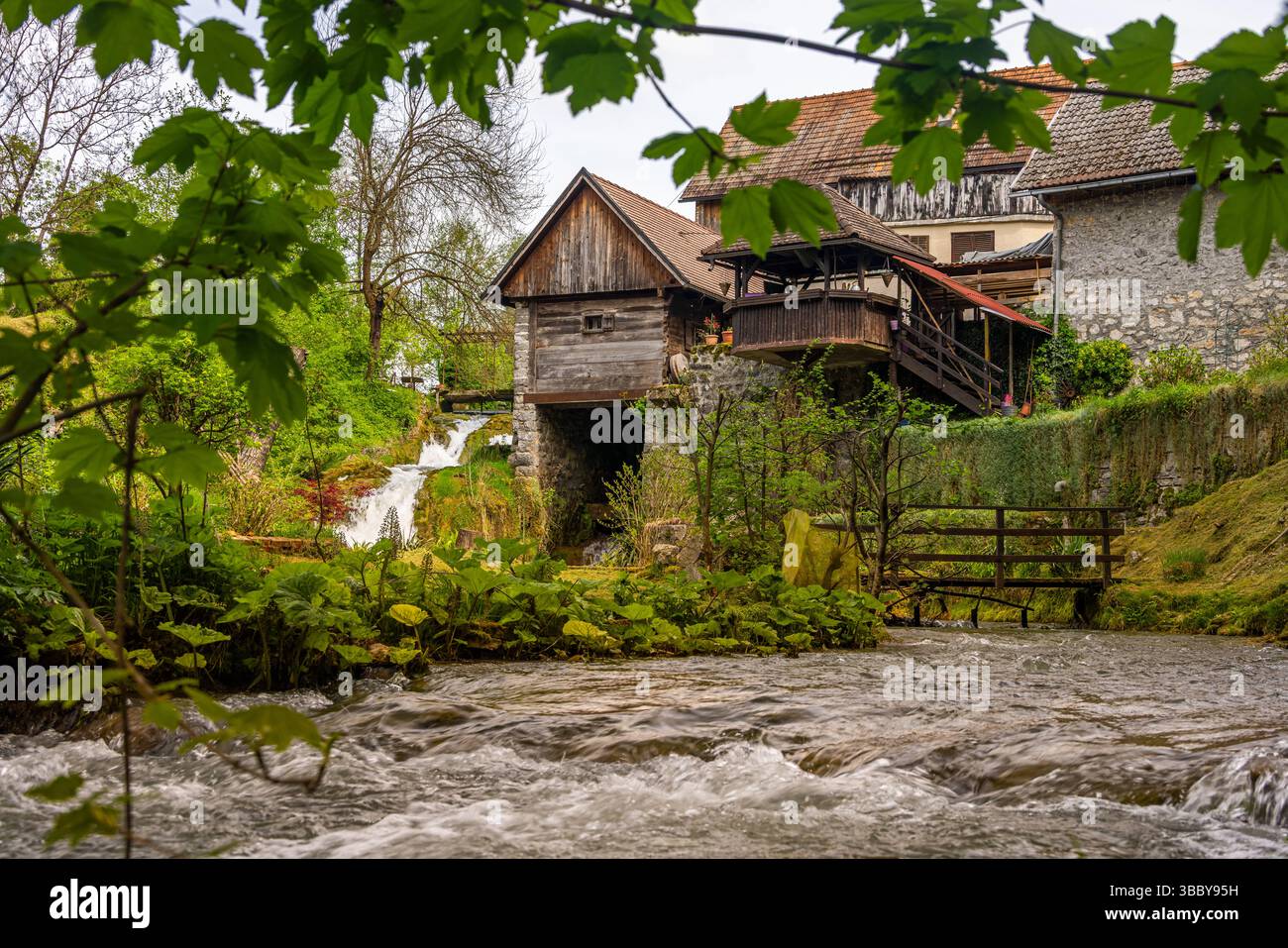 Le village historique de Rastoke dans la ville de Slunj, où la rivière Slunjčica se jette dans la rivière Korana via des cascades et des cascades, Croatie Banque D'Images