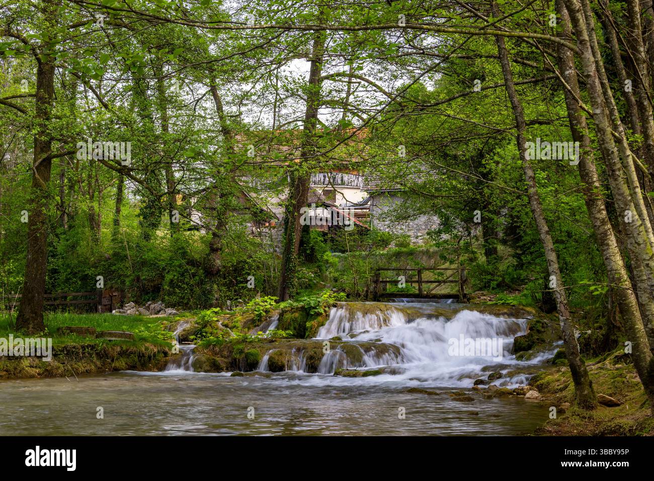 Le village historique de Rastoke dans la ville de Slunj, où la rivière Slunjčica se jette dans la rivière Korana via des cascades et des cascades, Croatie Banque D'Images