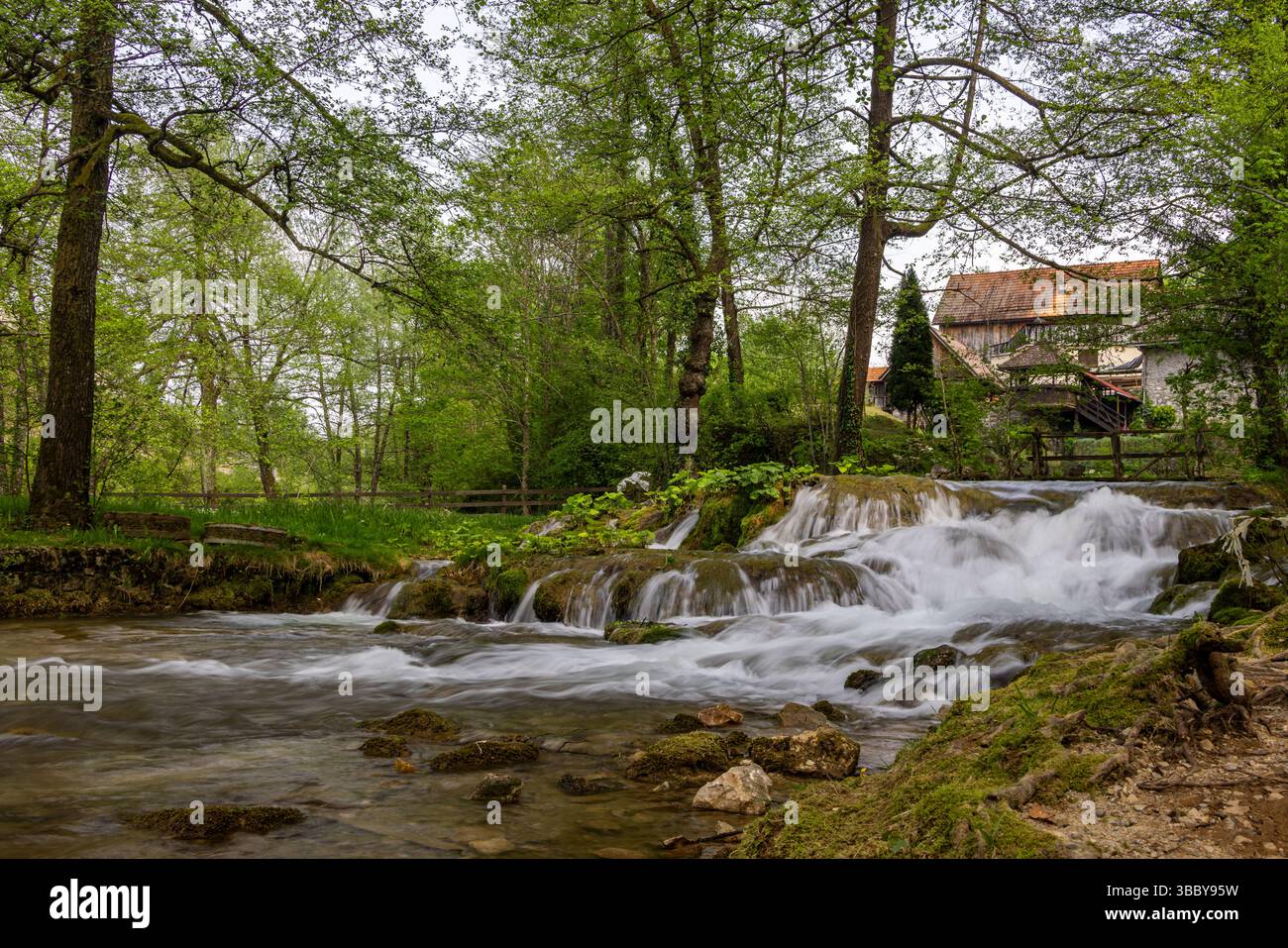 Le village historique de Rastoke dans la ville de Slunj, où la rivière Slunjčica se jette dans la rivière Korana via des cascades et des cascades, Croatie Banque D'Images