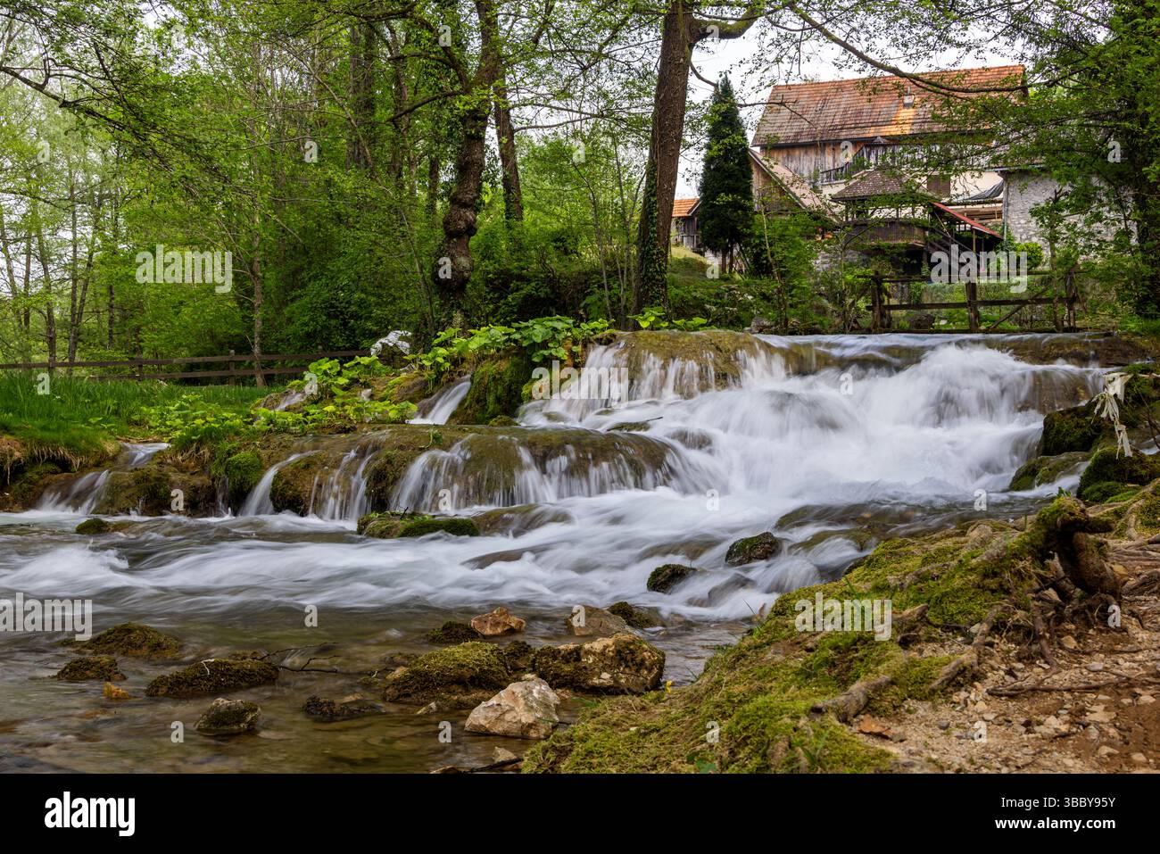 Le village historique de Rastoke dans la ville de Slunj, où la rivière Slunjčica se jette dans la rivière Korana via des cascades et des cascades, Croatie Banque D'Images