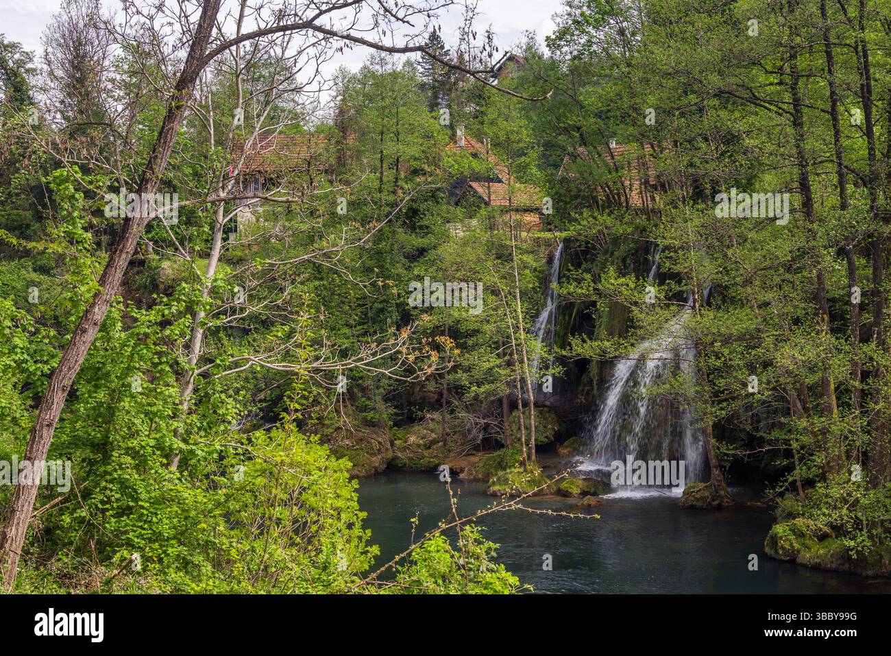 Le village historique de Rastoke dans la ville de Slunj, où la rivière Slunjčica se jette dans la rivière Korana via des cascades et des cascades, Croatie Banque D'Images